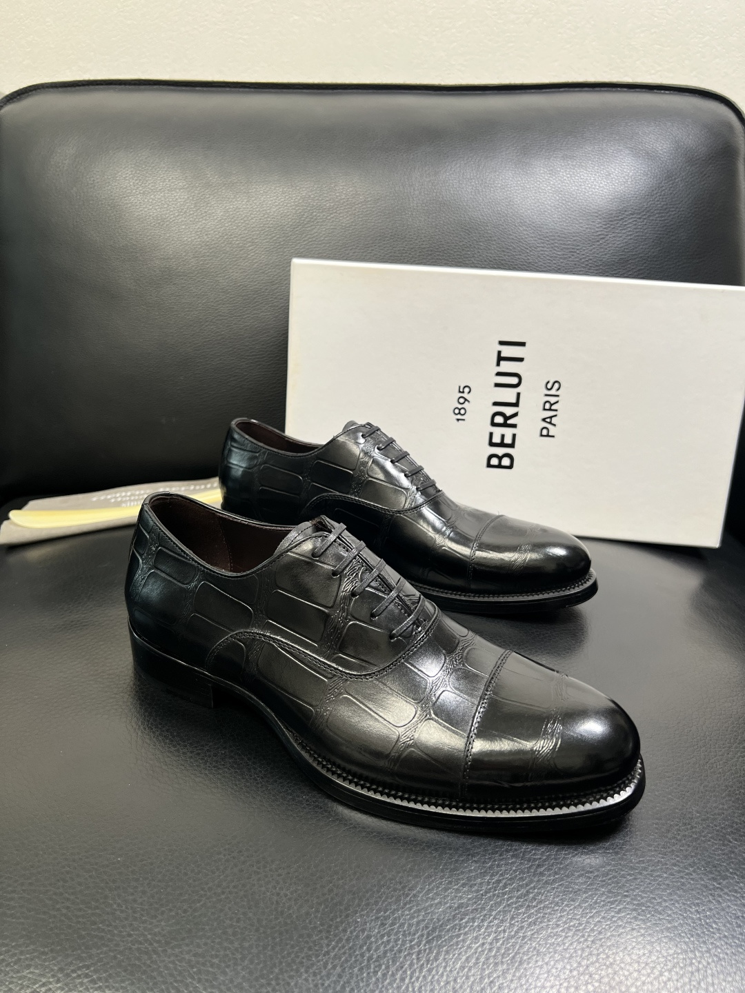 NO:620277,Berluti's top purchasing agent, Berluti's counter, sells the original configuration at the same time, Italian imported cowhide fabric, fully imported water-dyed cowhide lining, soles specially provided by the original factory and super comfortable, original factory and single goods, high quality, welcome to compare, code number 39-44 (order 38 45 46),,cowhide19860909Berluti 顶级代购 布鲁提 专柜同步发售原厂配置,意大利进口牛皮面料,全进口水染牛皮里垫,鞋底原厂特供原版底超级舒适,原厂跟单货 高品质,,欢迎对比,码数 39-44（订38 45 46）,,cowhide,Men's shoes