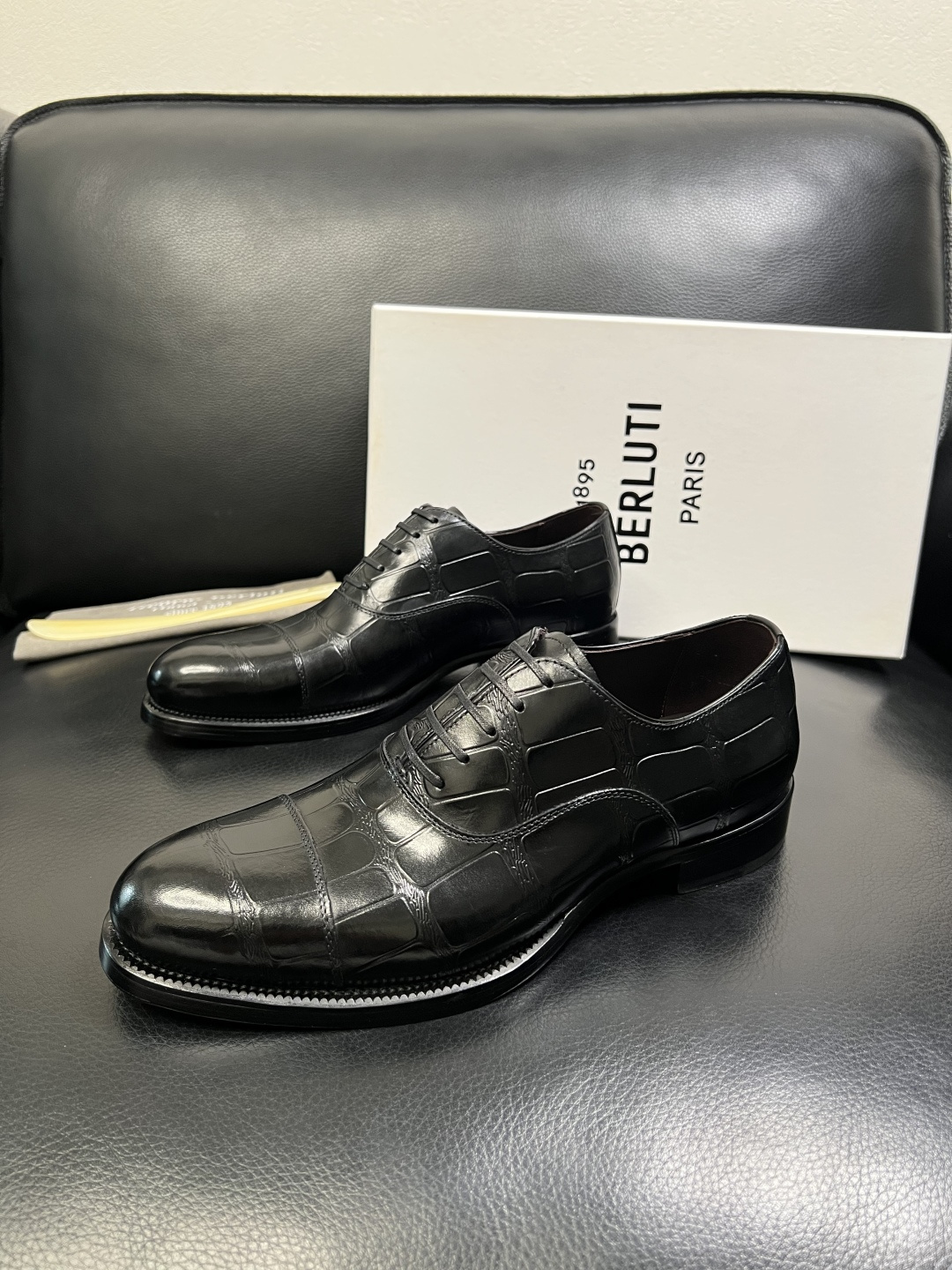 Berluti 顶级代购 布鲁提 专柜同步发售原厂配置，意大利进口牛皮面料，全进口水染牛皮里垫，鞋底：原