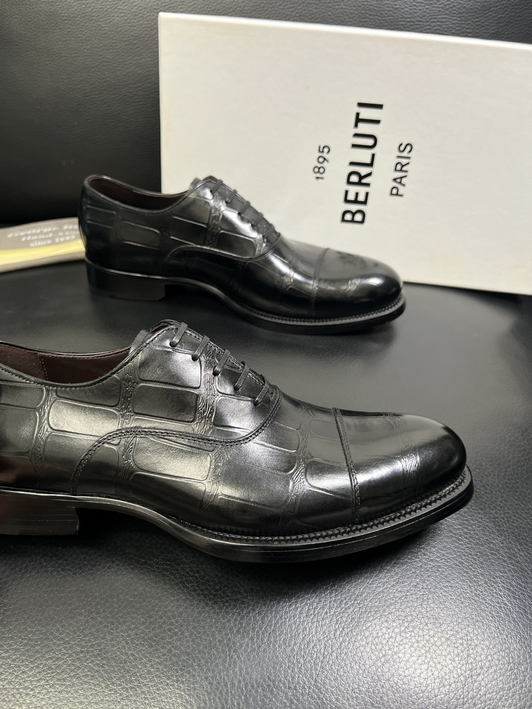 Berluti 顶级代购 布鲁提 专柜同步发售原厂配置，意大利进口牛皮面料，全进口水染牛皮里垫，鞋底：原