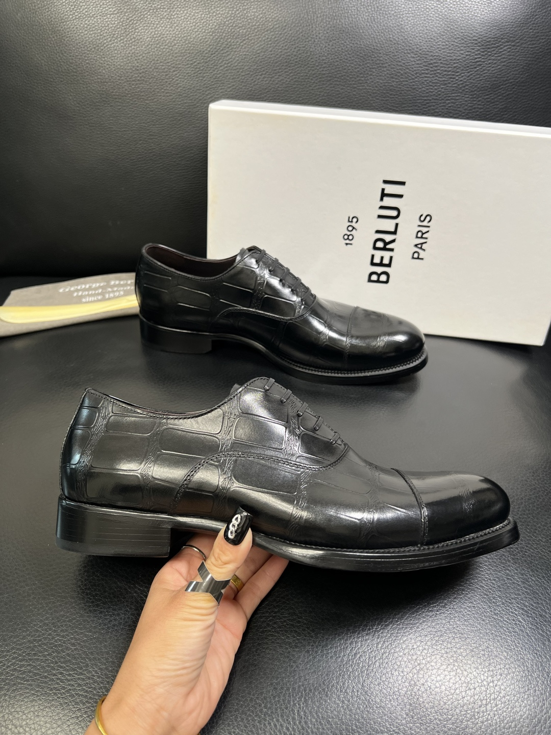Berluti 顶级代购 布鲁提 专柜同步发售原厂配置，意大利进口牛皮面料，全进口水染牛皮里垫，鞋底：原