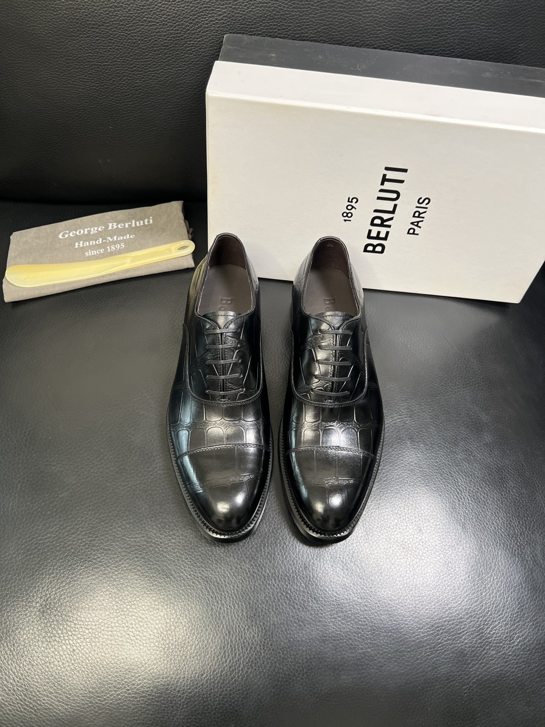 Berluti 顶级代购 布鲁提 专柜同步发售原厂配置，意大利进口牛皮面料，全进口水染牛皮里垫，鞋底：原