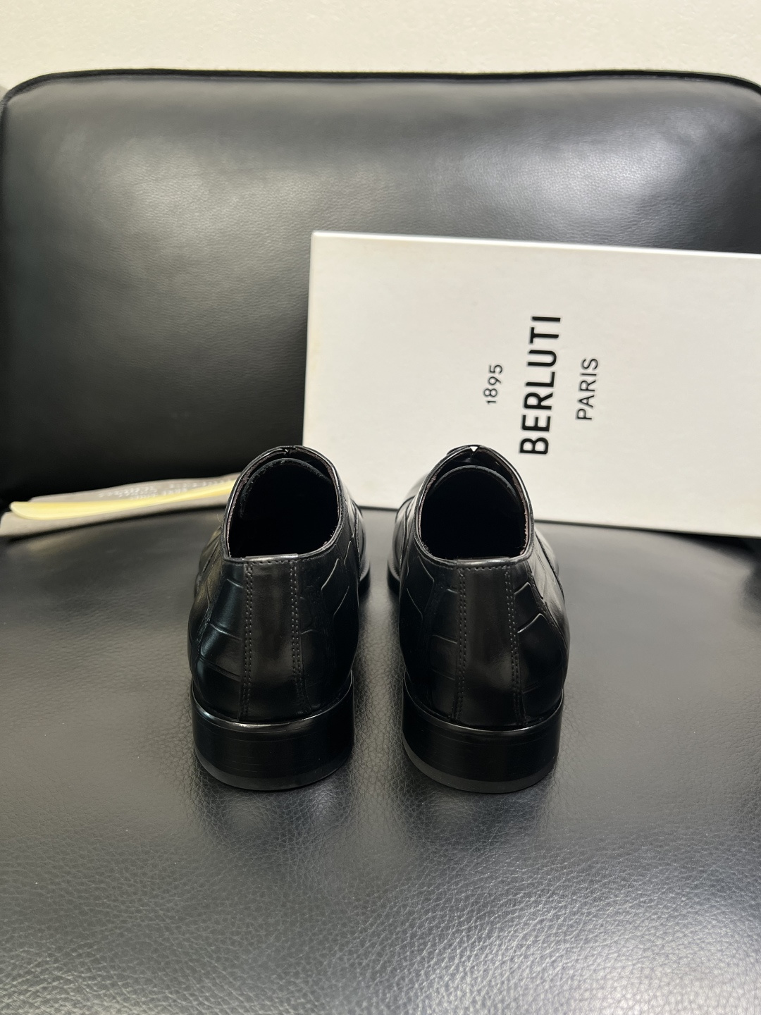 Berluti 顶级代购 布鲁提 专柜同步发售原厂配置，意大利进口牛皮面料，全进口水染牛皮里垫，鞋底：原