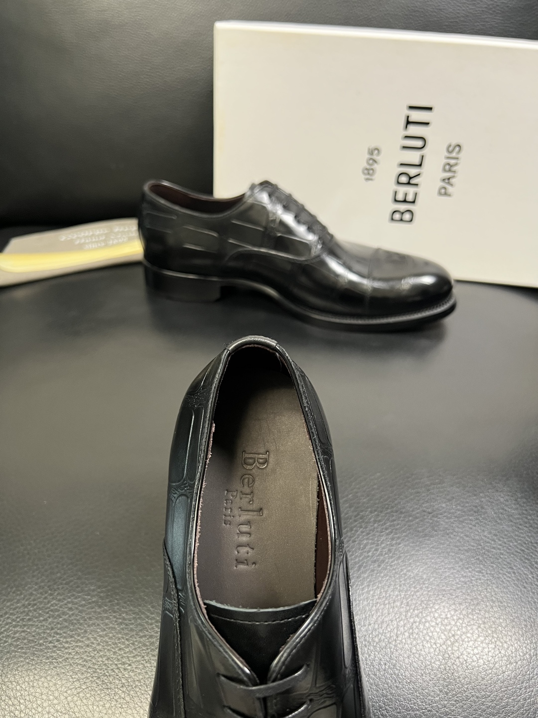 Berluti 顶级代购 布鲁提 专柜同步发售原厂配置，意大利进口牛皮面料，全进口水染牛皮里垫，鞋底：原