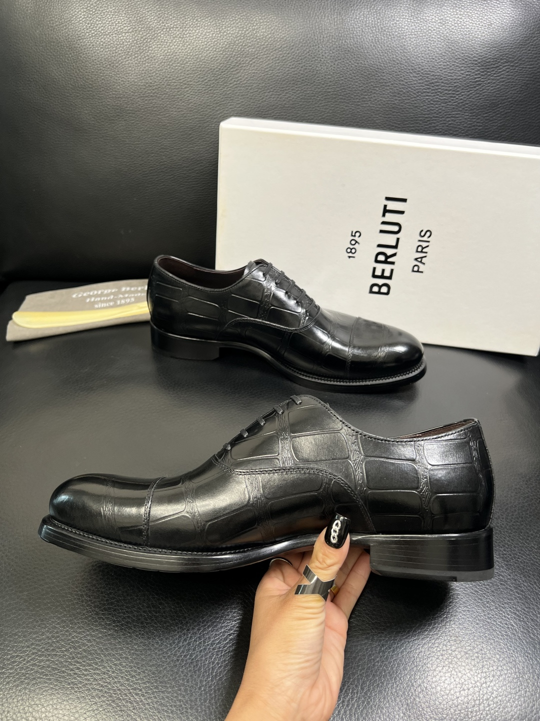 Berluti 顶级代购 布鲁提 专柜同步发售原厂配置，意大利进口牛皮面料，全进口水染牛皮里垫，鞋底：原