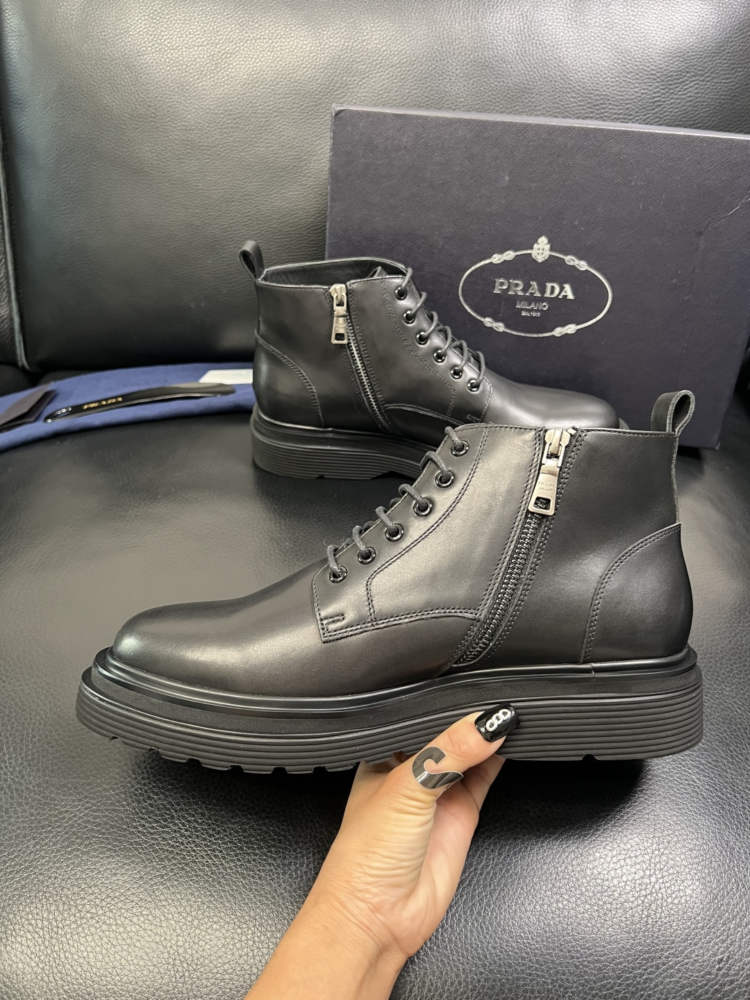 Prada 顶级工艺品，普拉达 专柜同步，靴子高帮原厂配置意大利进口牛皮拼布面料，进口牛皮内里垫，透气舒