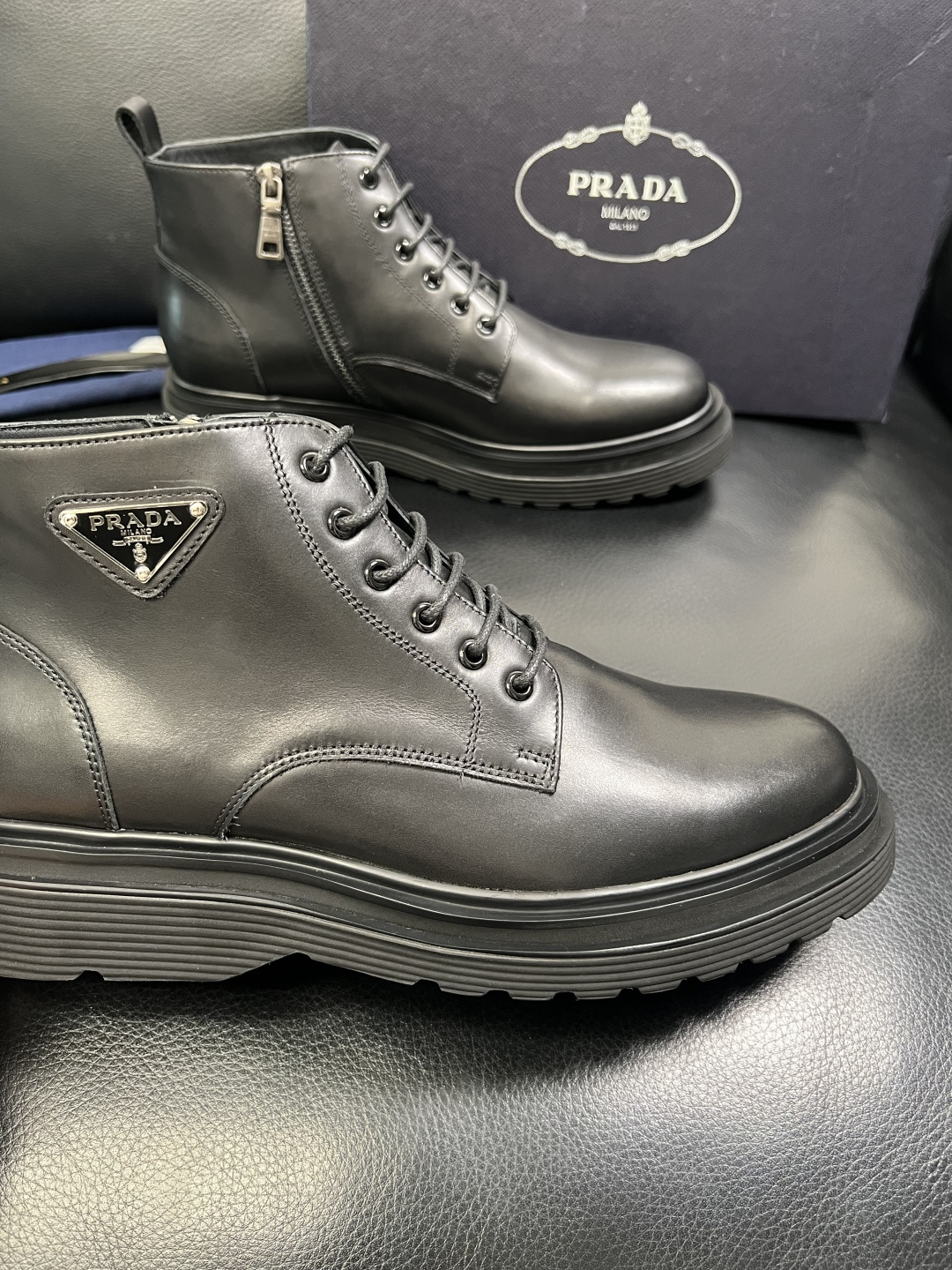 Prada 顶级工艺品，普拉达 专柜同步，靴子高帮原厂配置意大利进口牛皮拼布面料，进口牛皮内里垫，透气舒