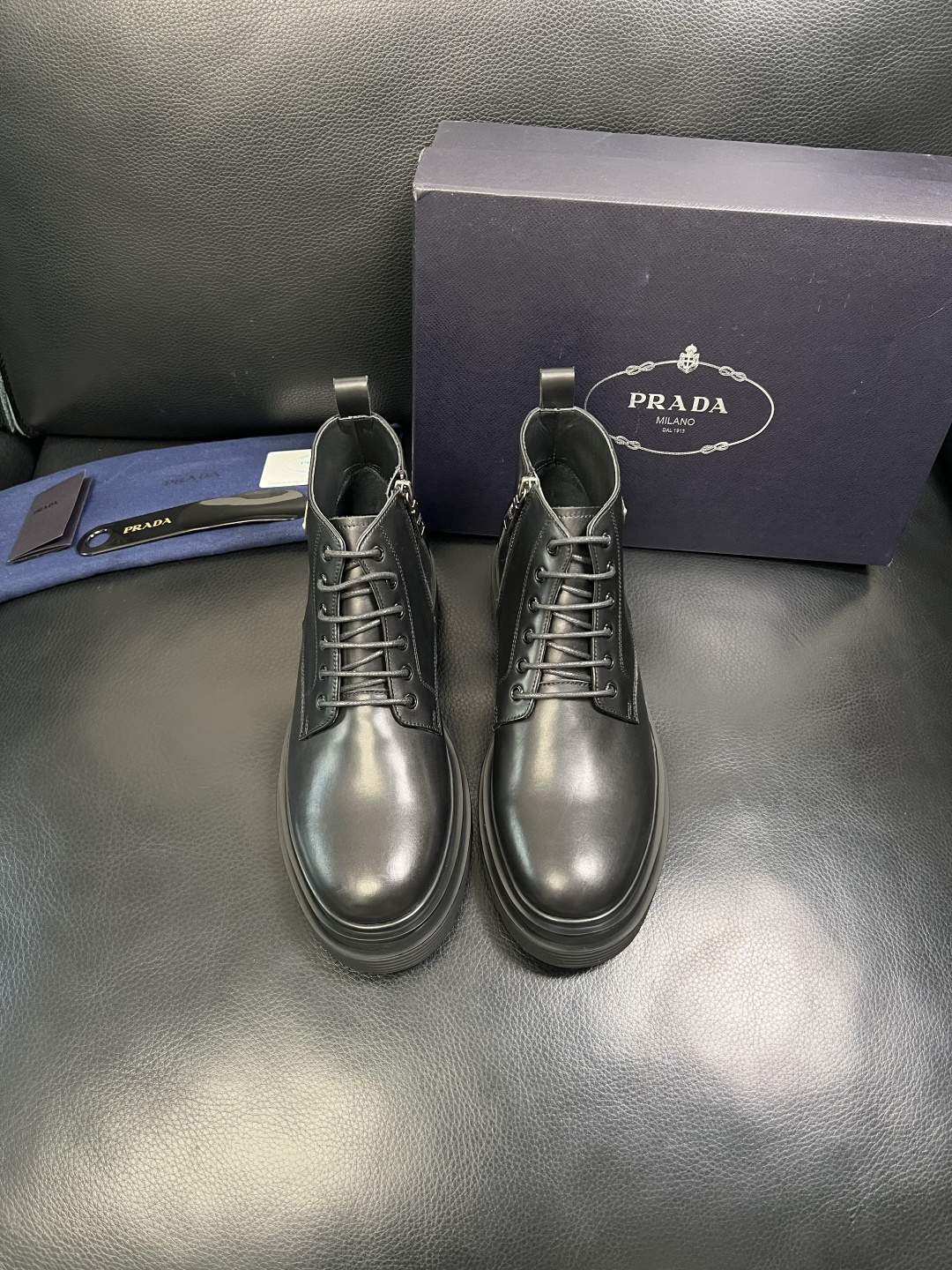 Prada 顶级工艺品，普拉达 专柜同步，靴子高帮原厂配置意大利进口牛皮拼布面料，进口牛皮内里垫，透气舒
