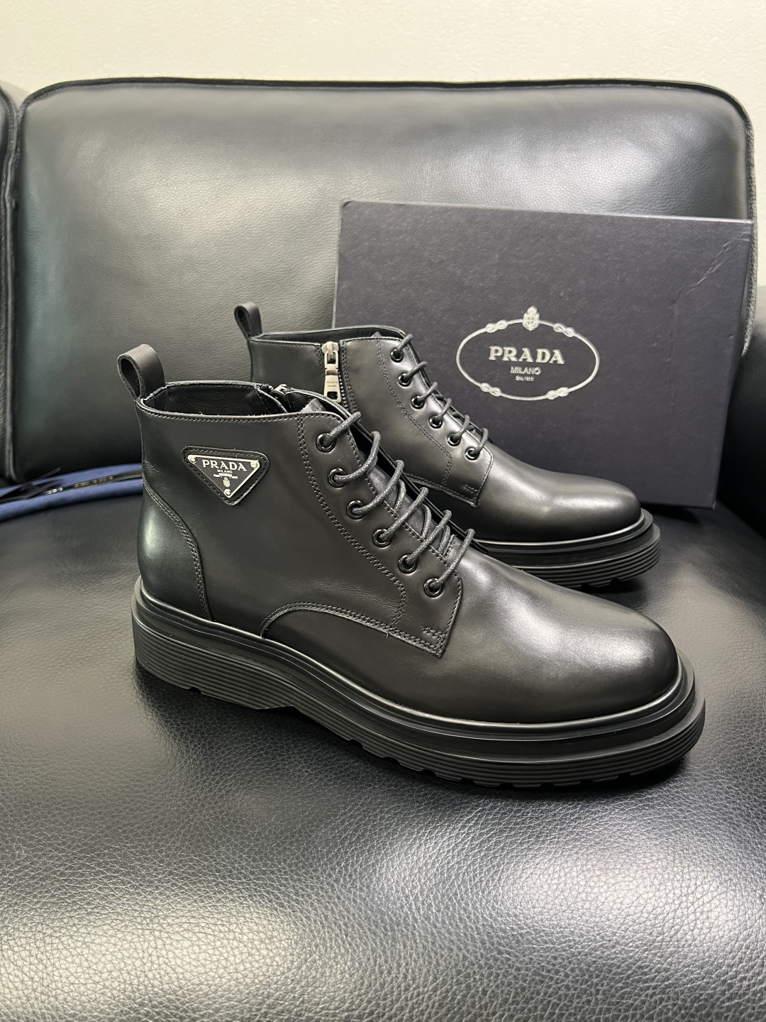 Prada 顶级工艺品，普拉达 专柜同步，靴子高帮原厂配置意大利进口牛皮拼布面料，进口牛皮内里垫，透气舒