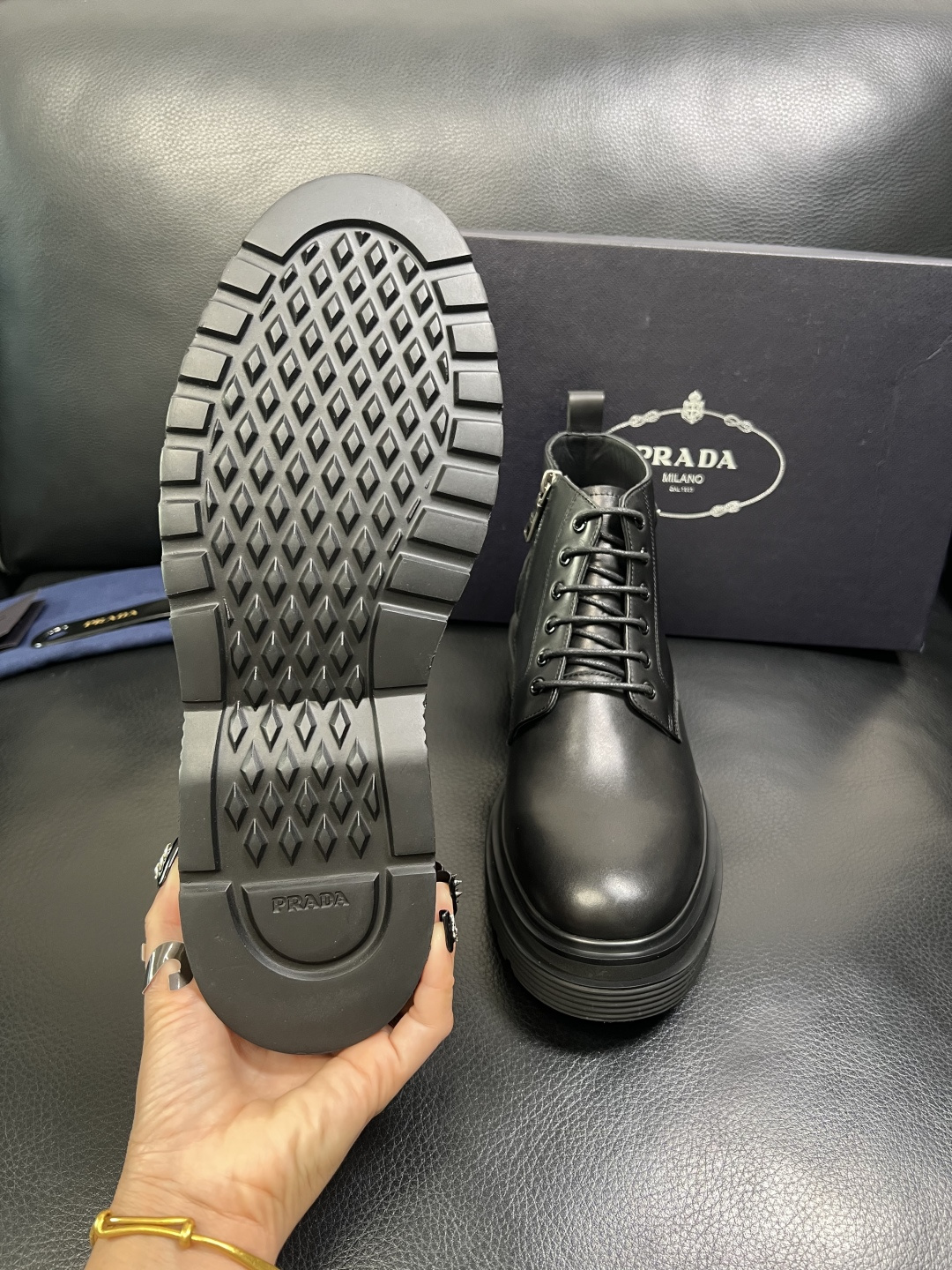 Prada 顶级工艺品，普拉达 专柜同步，靴子高帮原厂配置意大利进口牛皮拼布面料，进口牛皮内里垫，透气舒