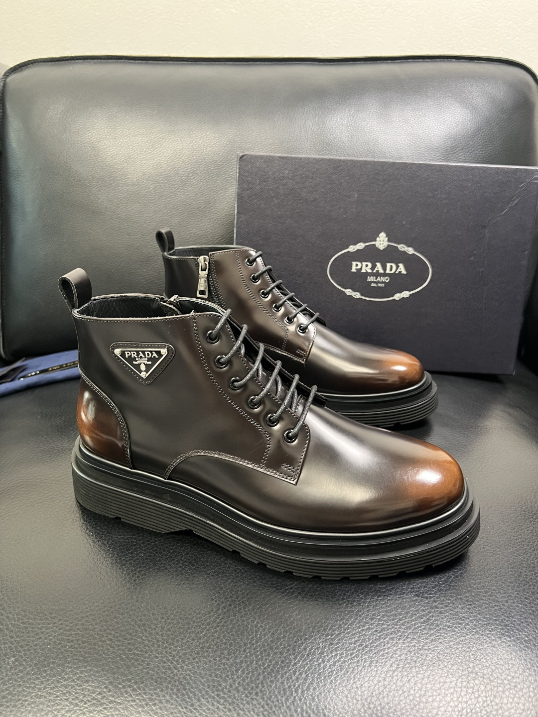 Prada 顶级工艺品，普拉达 专柜同步，靴子高帮原厂配置意大利进口牛皮拼布面料，进口牛皮内里垫，透气舒