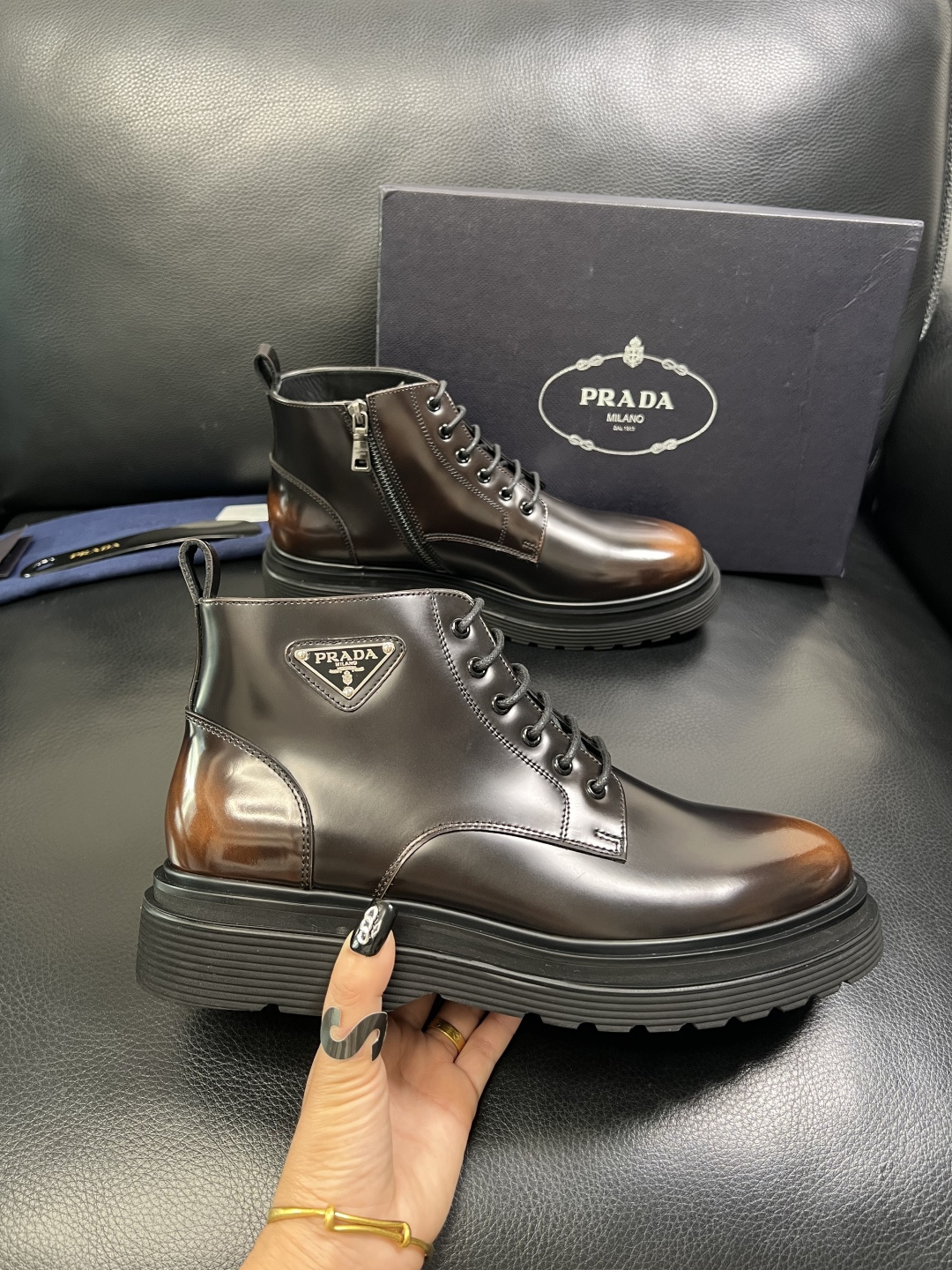 Prada 顶级工艺品，普拉达 专柜同步，靴子高帮原厂配置意大利进口牛皮拼布面料，进口牛皮内里垫，透气舒