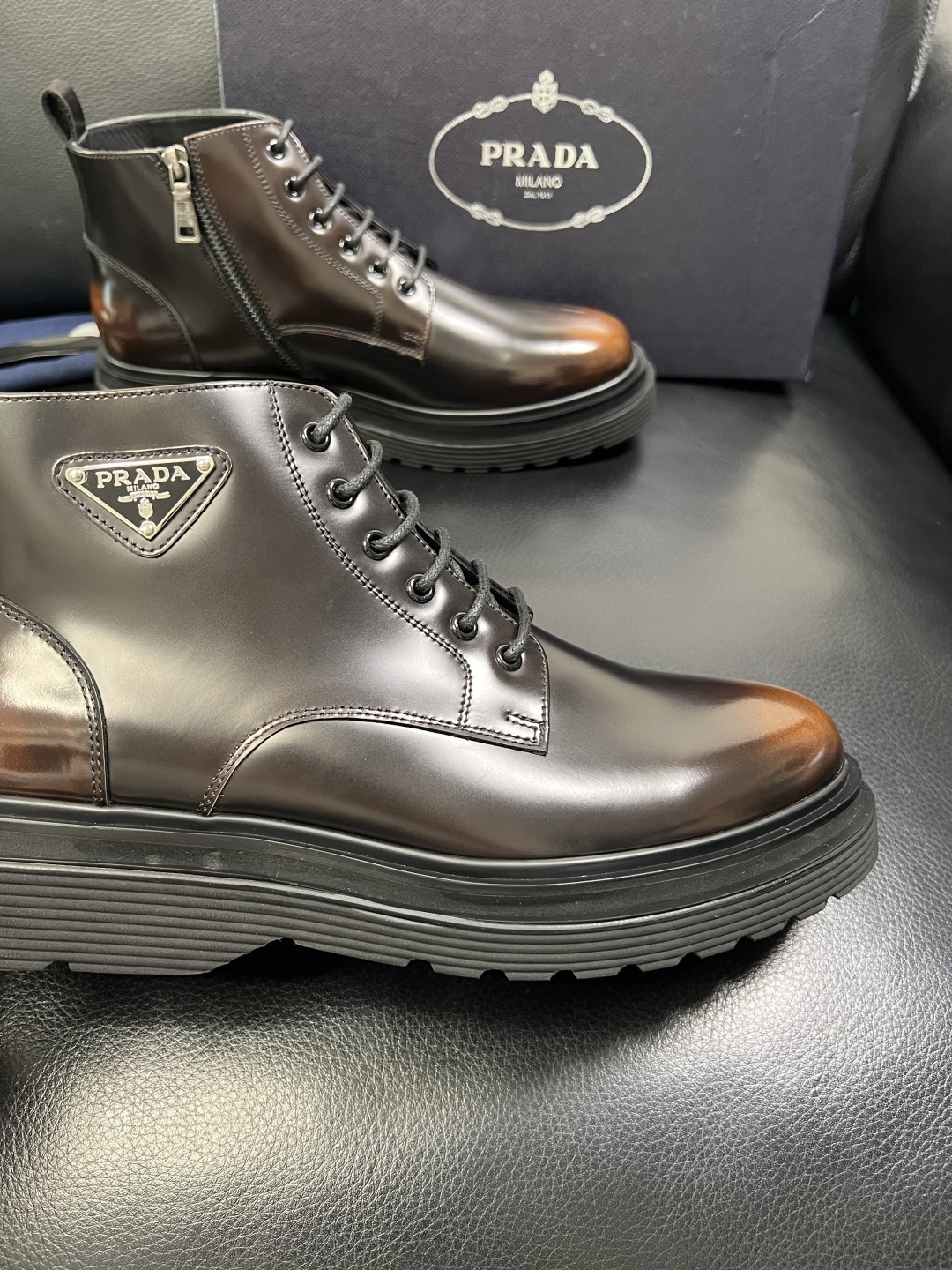 Prada 顶级工艺品，普拉达 专柜同步，靴子高帮原厂配置意大利进口牛皮拼布面料，进口牛皮内里垫，透气舒