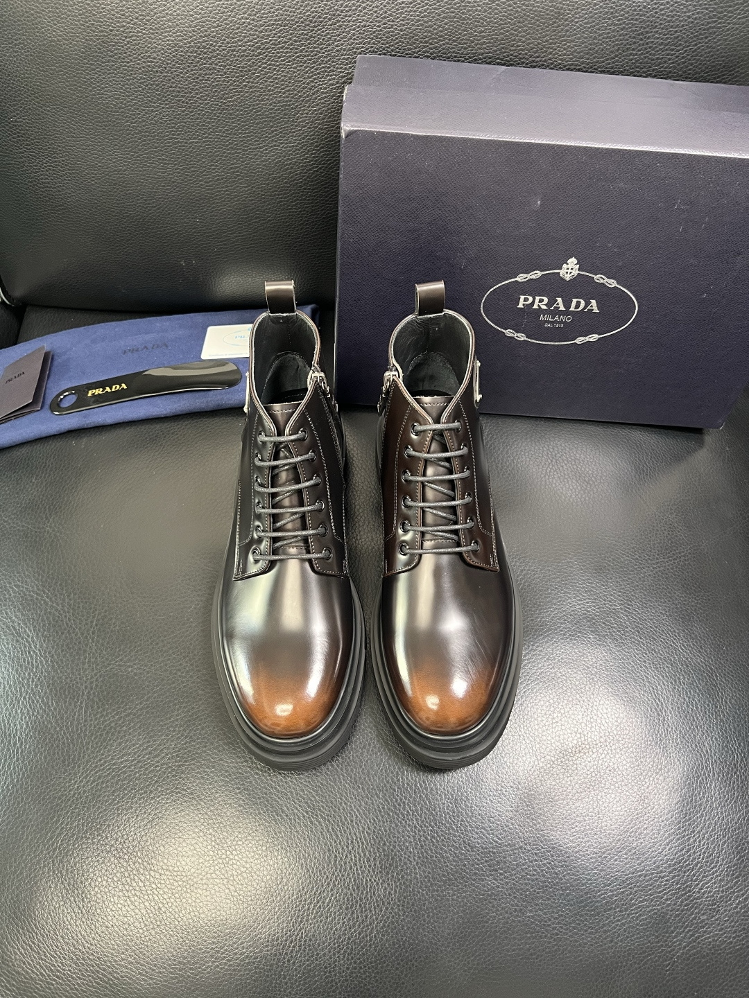 Prada 顶级工艺品，普拉达 专柜同步，靴子高帮原厂配置意大利进口牛皮拼布面料，进口牛皮内里垫，透气舒