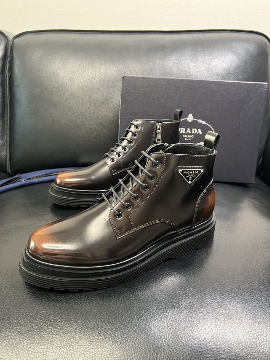 Prada 顶级工艺品，普拉达 专柜同步，靴子高帮原厂配置意大利进口牛皮拼布面料，进口牛皮内里垫，透气舒