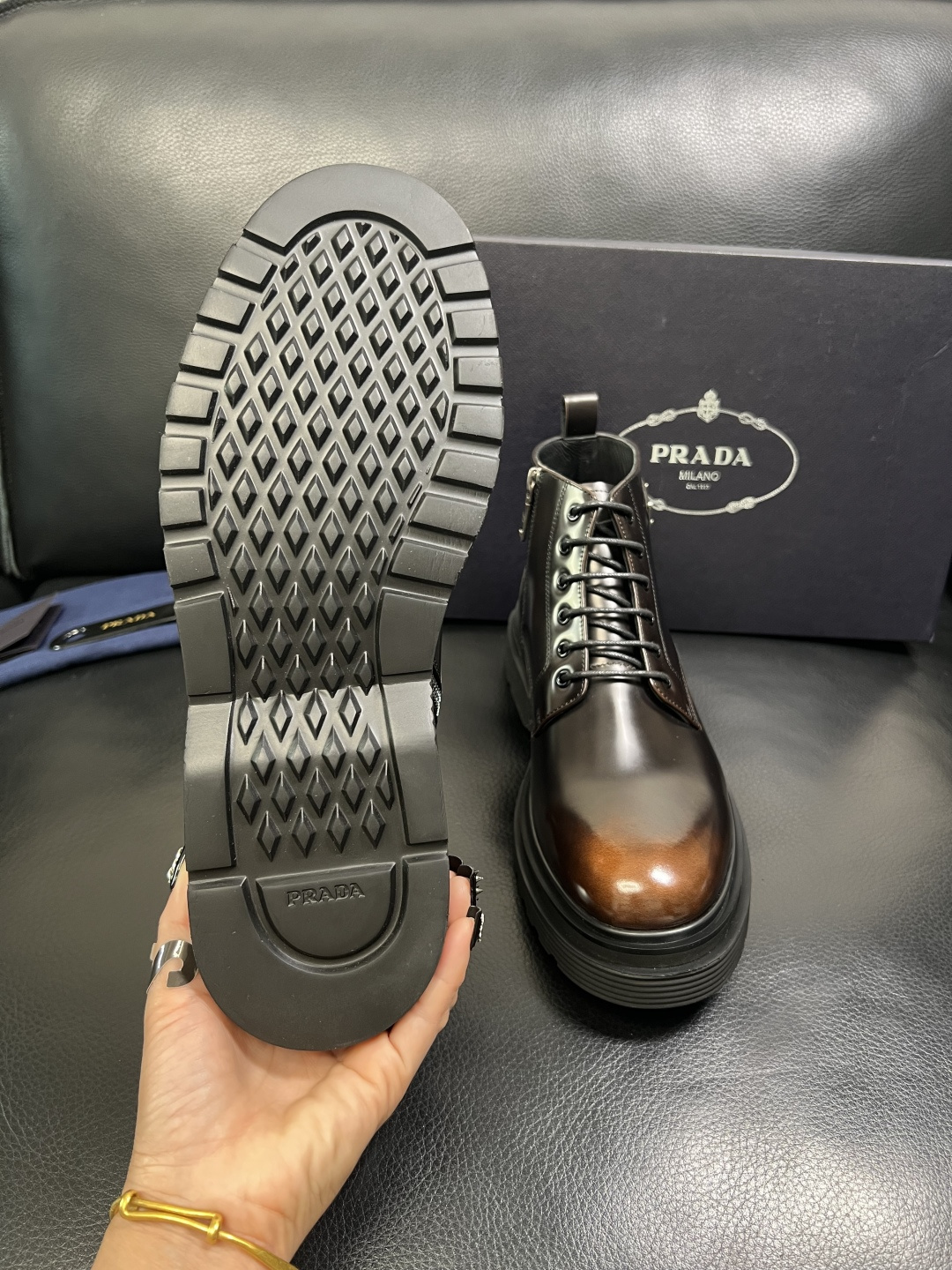 Prada 顶级工艺品，普拉达 专柜同步，靴子高帮原厂配置意大利进口牛皮拼布面料，进口牛皮内里垫，透气舒