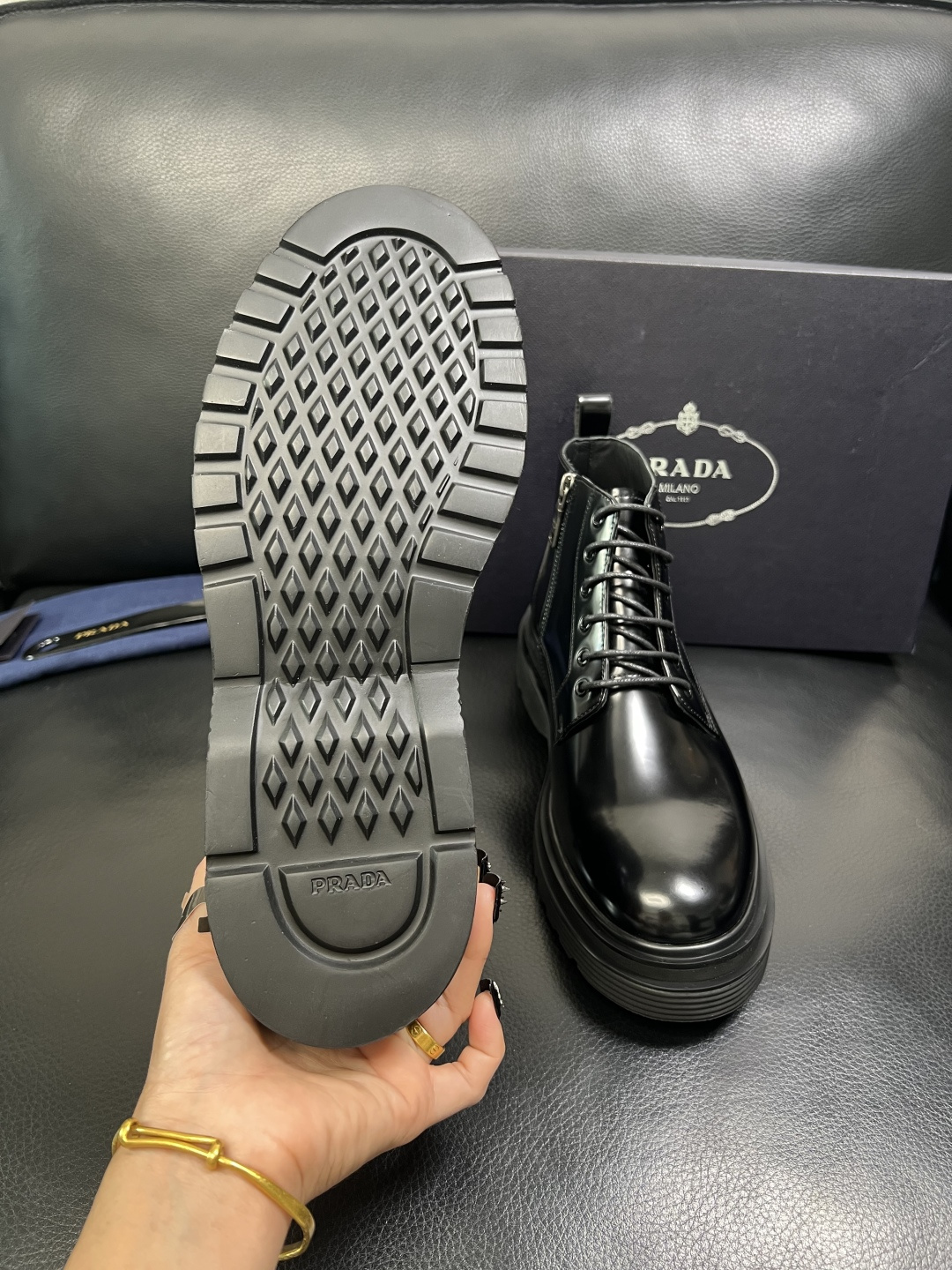 Prada 顶级工艺品，普拉达 专柜同步，靴子高帮原厂配置意大利进口牛皮拼布面料，进口牛皮内里垫，透气舒