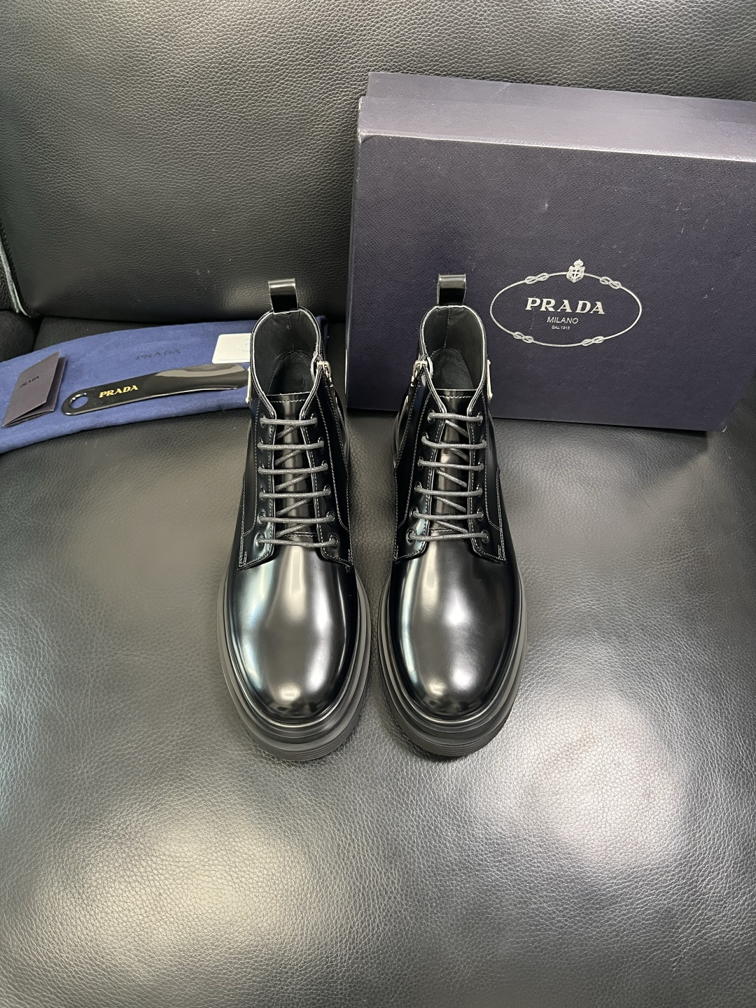 Prada 顶级工艺品，普拉达 专柜同步，靴子高帮原厂配置意大利进口牛皮拼布面料，进口牛皮内里垫，透气舒