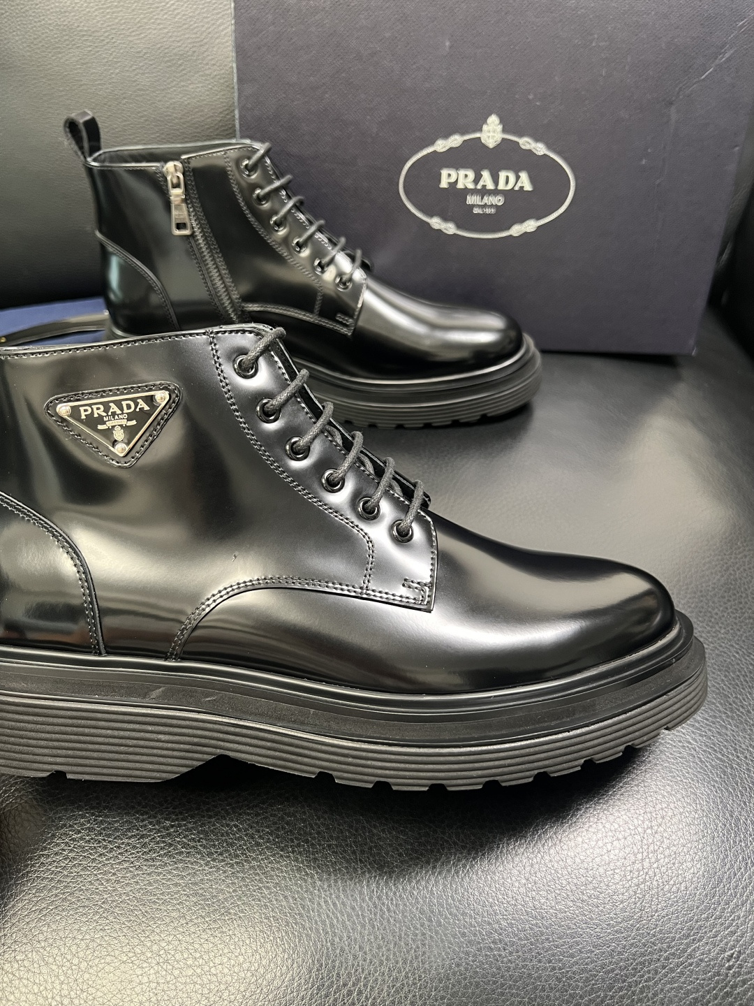 Prada 顶级工艺品，普拉达 专柜同步，靴子高帮原厂配置意大利进口牛皮拼布面料，进口牛皮内里垫，透气舒