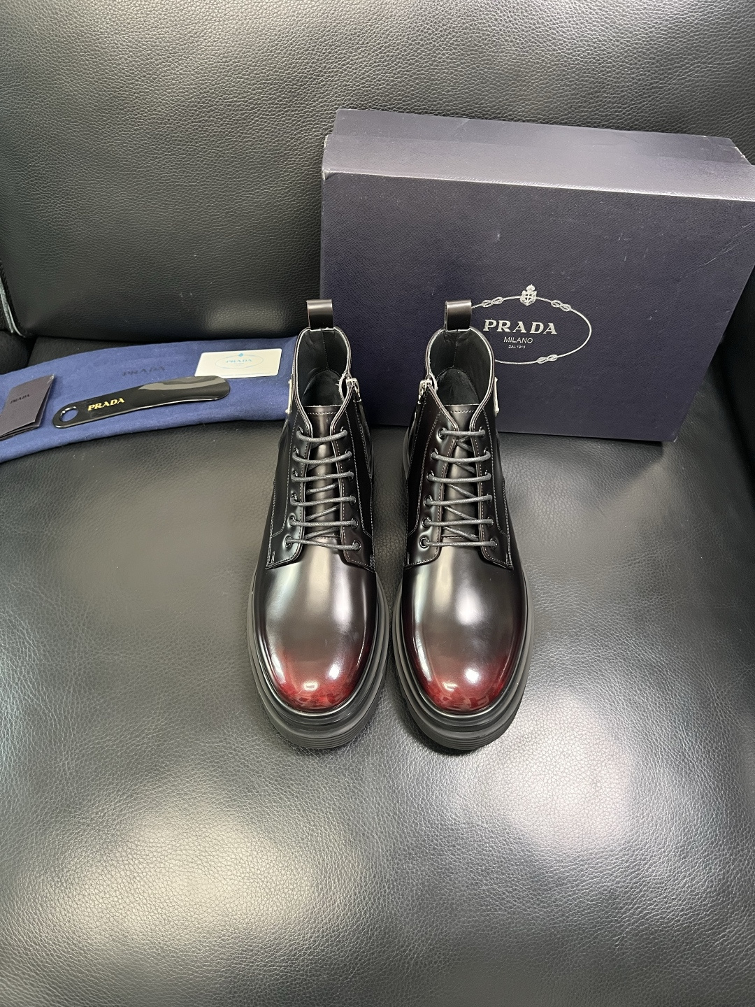 Prada 顶级工艺品，普拉达 专柜同步，靴子高帮原厂配置意大利进口牛皮拼布面料，进口牛皮内里垫，透气舒