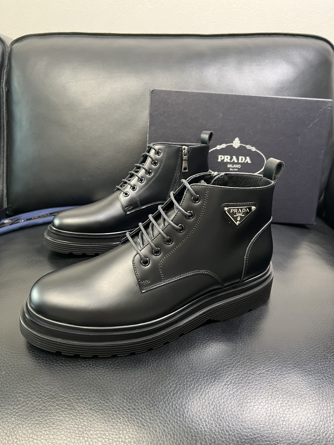 Prada 顶级工艺品，普拉达 专柜同步，靴子高帮原厂配置意大利进口牛皮拼布面料，进口牛皮内里垫，透气舒