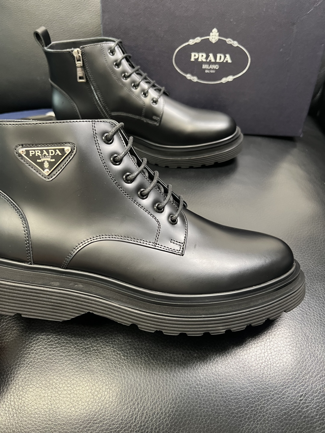 Prada 顶级工艺品，普拉达 专柜同步，靴子高帮原厂配置意大利进口牛皮拼布面料，进口牛皮内里垫，透气舒