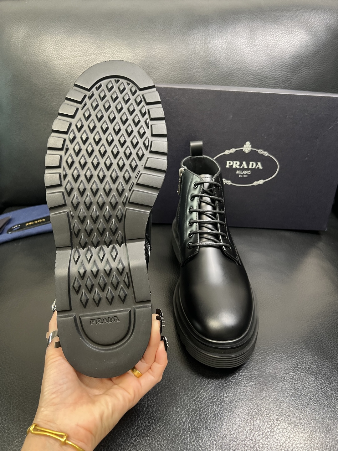 Prada 顶级工艺品，普拉达 专柜同步，靴子高帮原厂配置意大利进口牛皮拼布面料，进口牛皮内里垫，透气舒