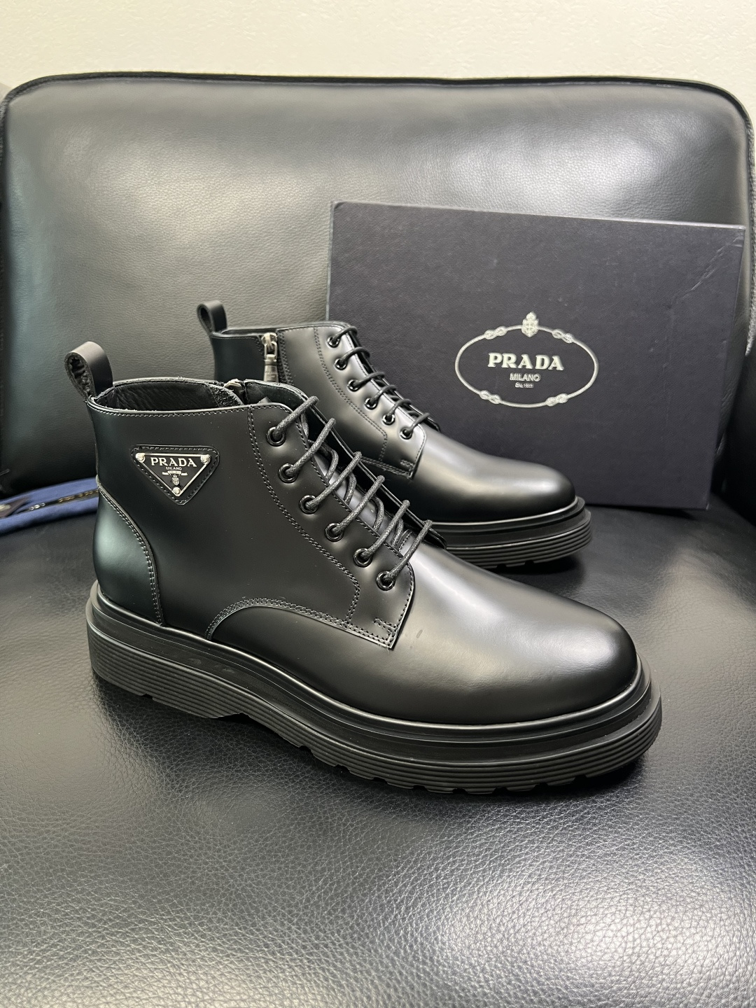 NO:620282,Prada top handicrafts, Prada counter synchronization, high-top boots are originally equipped with Italian imported cowhide patchwork fabric, imported cowhide inner pads, breathable and comfortable, the soles are specially provided by the original factory, the original factory follows the order, high quality, welcome to compare, code number 39-44 (customized 38 45 46 47),, prada, prada, boots, cowhide19860909Prada 顶级工艺品,普拉达 专柜同步,靴子高帮原厂配置意大利进口牛皮拼布面料,进口牛皮内里垫,透气舒适,鞋底原厂特供原版底,原厂跟单货 高品质 欢迎对比,码数 39-44（订做 38 45 46 47）,,prada,prada,boots,cowhide,Men's shoes