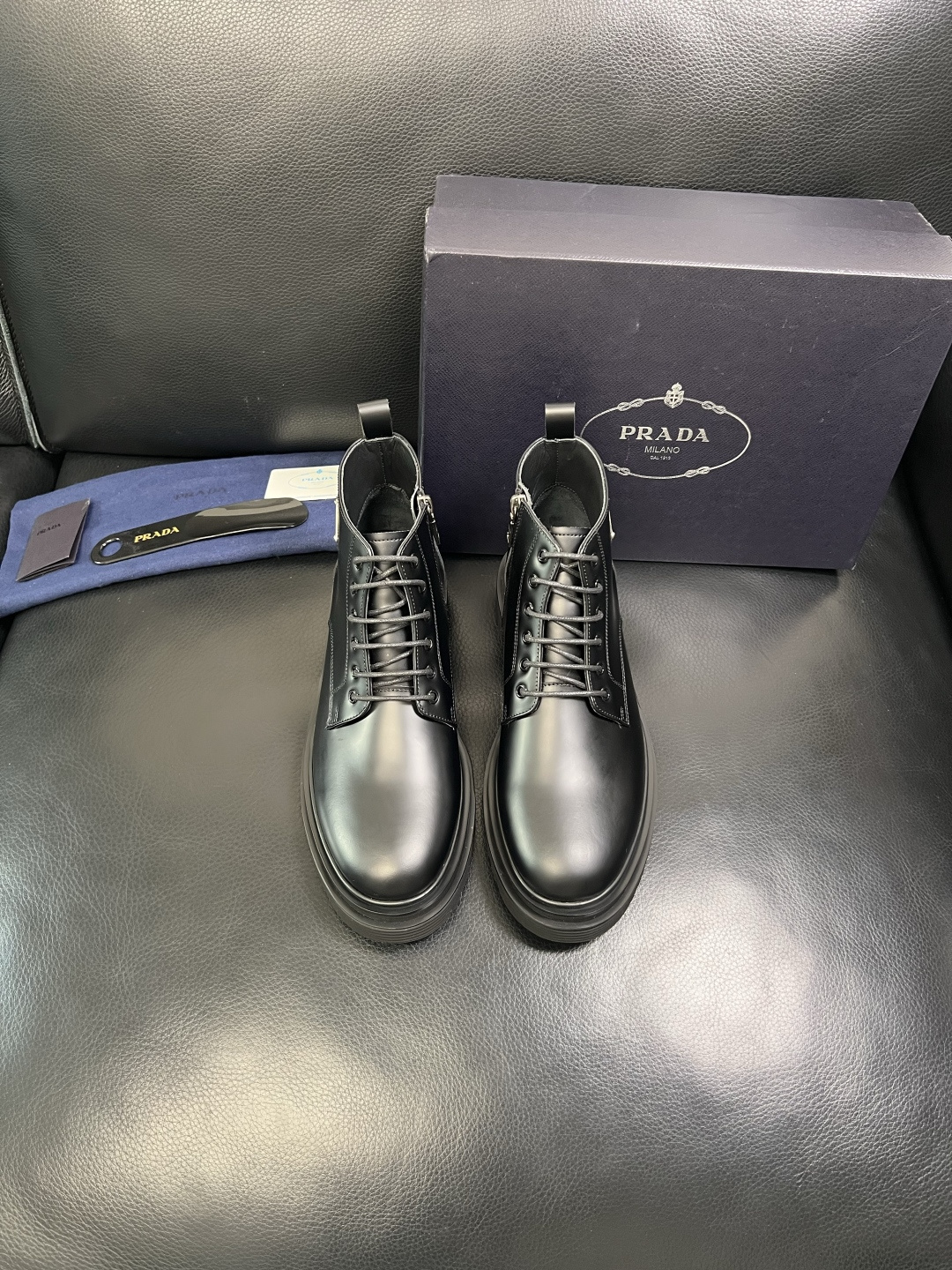 Prada 顶级工艺品，普拉达 专柜同步，靴子高帮原厂配置意大利进口牛皮拼布面料，进口牛皮内里垫，透气舒