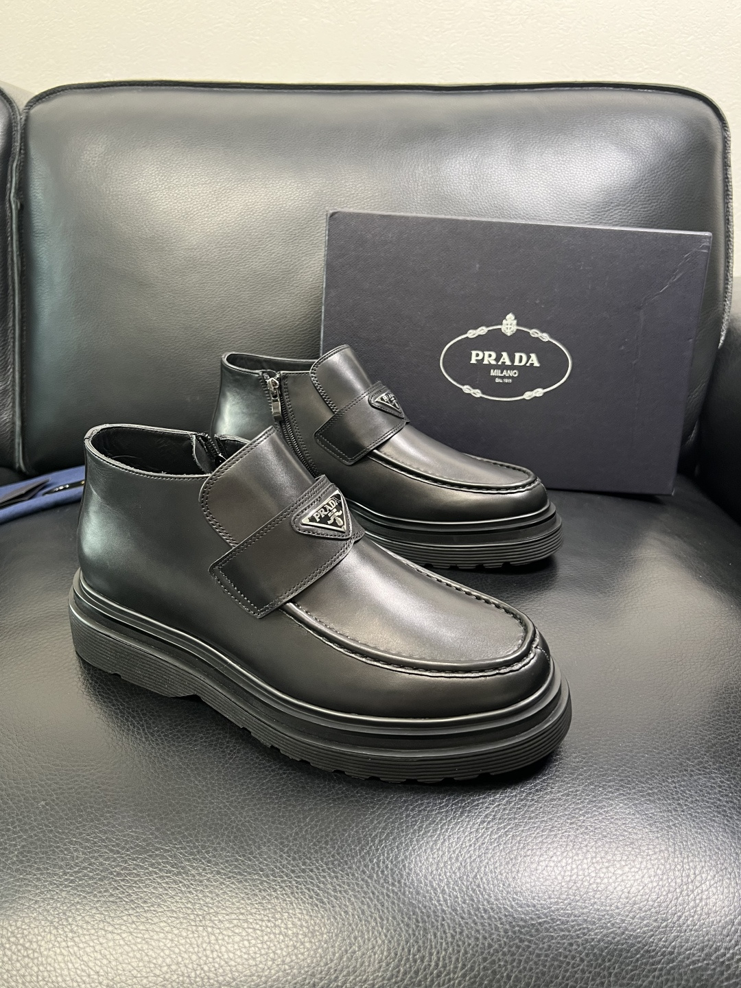 Prada 顶级工艺品，普拉达 专柜同步，靴子高帮原厂配置意大利进口牛皮拼布面料，进口牛皮内里垫，透气舒