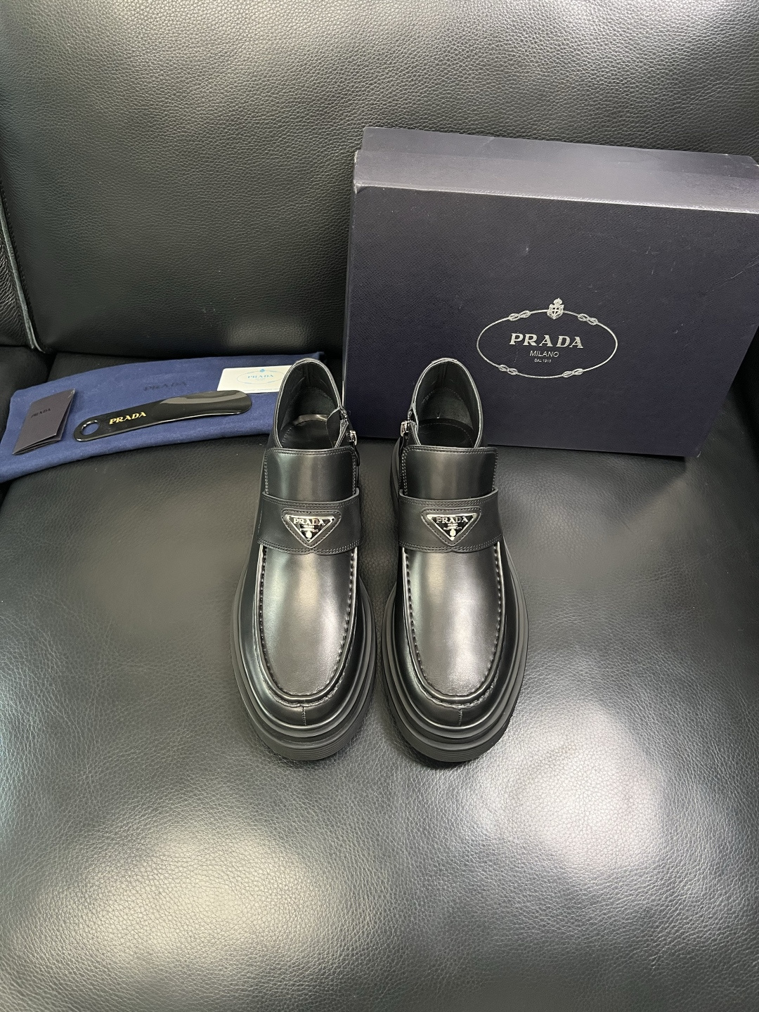 Prada 顶级工艺品，普拉达 专柜同步，靴子高帮原厂配置意大利进口牛皮拼布面料，进口牛皮内里垫，透气舒