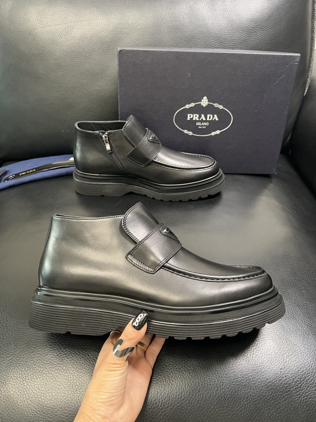Prada 顶级工艺品，普拉达 专柜同步，靴子高帮原厂配置意大利进口牛皮拼布面料，进口牛皮内里垫，透气舒
