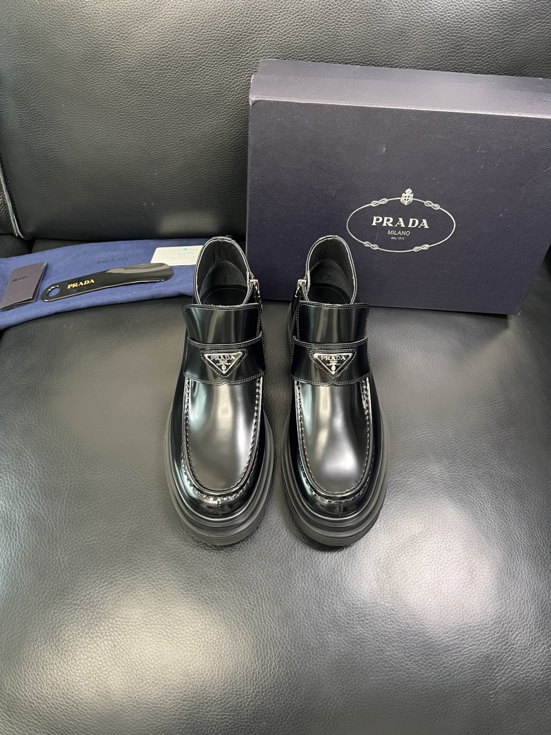 Prada 顶级工艺品，普拉达 专柜同步，靴子高帮原厂配置意大利进口牛皮拼布面料，进口牛皮内里垫，透气舒