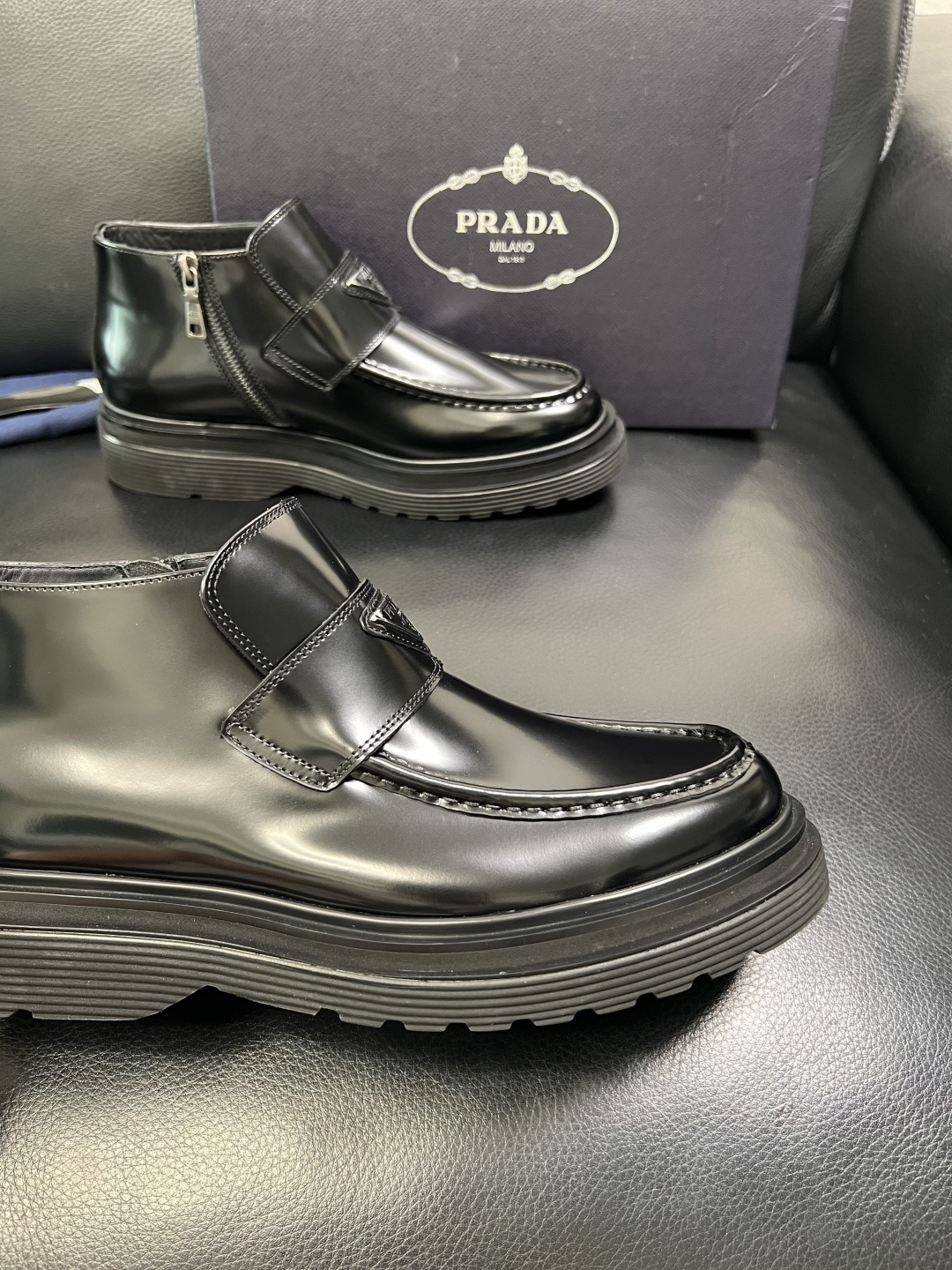 Prada 顶级工艺品，普拉达 专柜同步，靴子高帮原厂配置意大利进口牛皮拼布面料，进口牛皮内里垫，透气舒