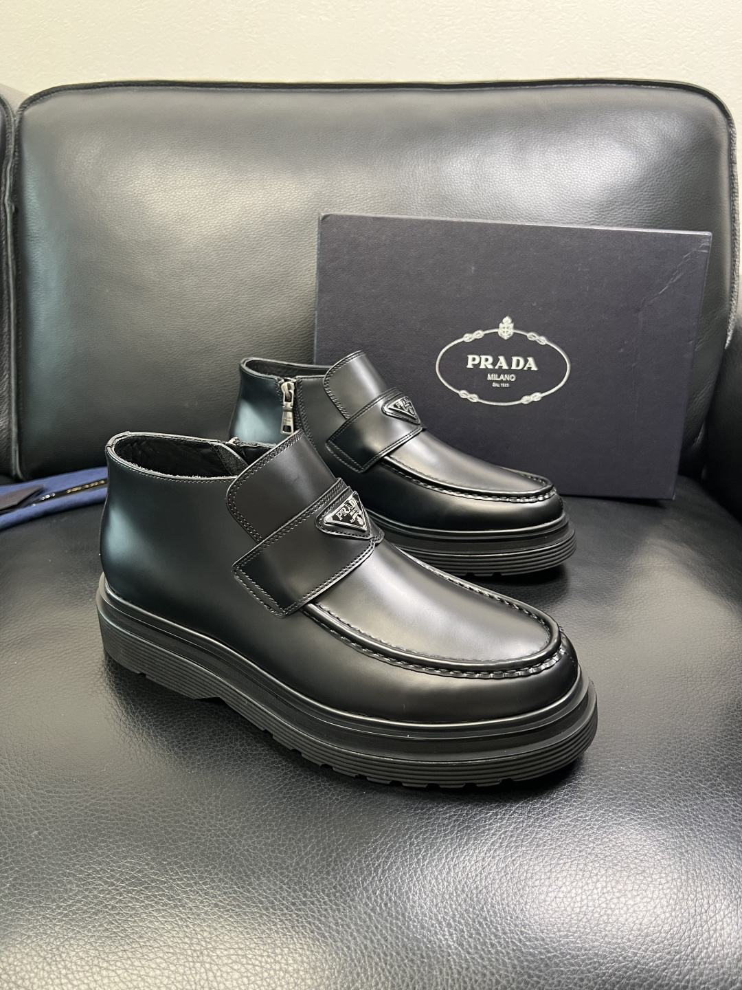 Prada 顶级工艺品，普拉达 专柜同步，靴子高帮原厂配置意大利进口牛皮拼布面料，进口牛皮内里垫，透气舒