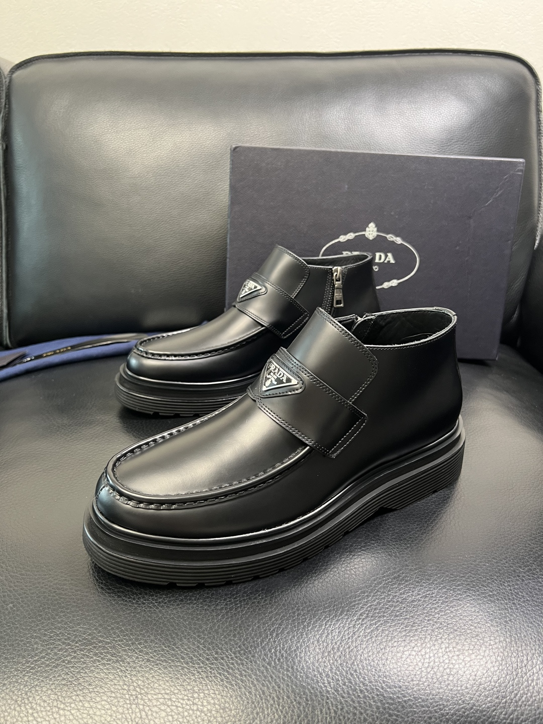 Prada 顶级工艺品，普拉达 专柜同步，靴子高帮原厂配置意大利进口牛皮拼布面料，进口牛皮内里垫，透气舒