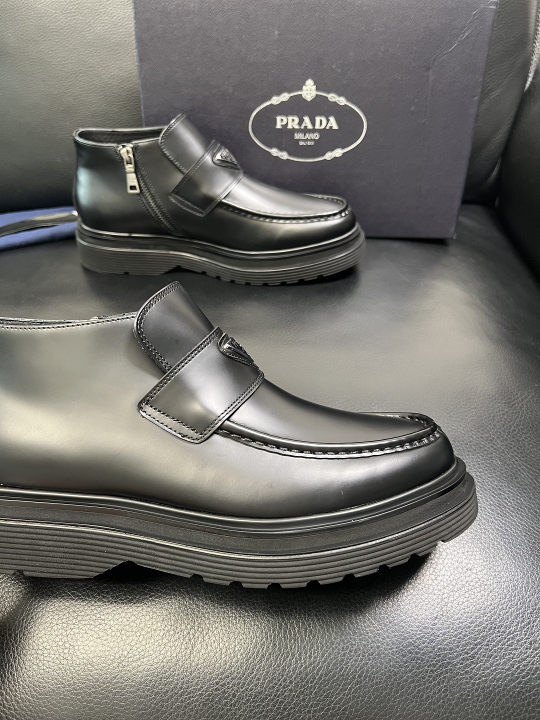 Prada 顶级工艺品，普拉达 专柜同步，靴子高帮原厂配置意大利进口牛皮拼布面料，进口牛皮内里垫，透气舒