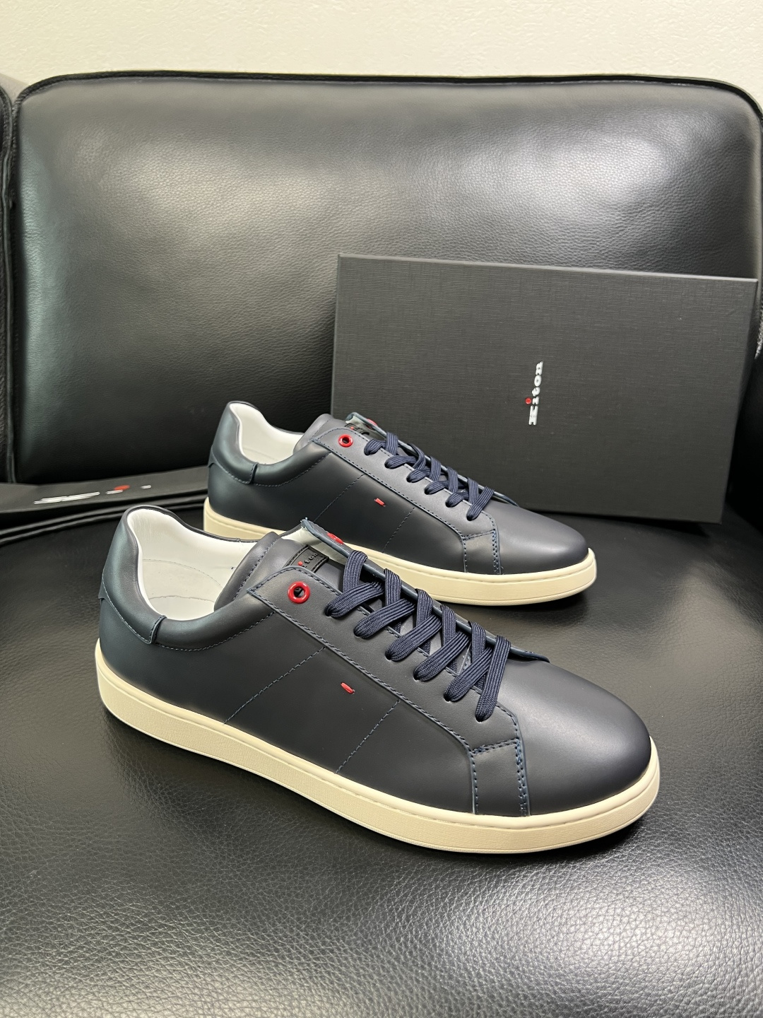 NO:620635,Just change the code without returning it. Kiton is a high-quality top handicraft. New products are synchronized at the counter. The upper is imported cowhide fabric from Italy, and the imported water-dyed cowhide lining is made by the original factory. The original sole is specially provided by the original factory. The exclusive movable molded sole is super comfortable. The original factory follows the order, high quality, welcome to compare, code number 39-44 (customized 38 45 46 47),,cowhide19860909只换码不退 kiton 高品质顶级工艺品 专柜新品同步,鞋面意大利进口牛皮面料,进口水染牛皮内里垫,鞋底原厂特供原版底,独家活动成型底超级舒适,原厂跟单货, 高品质,欢迎对比,码数 39-44 (订做38 45 46 47),,cowhide,Men's shoes