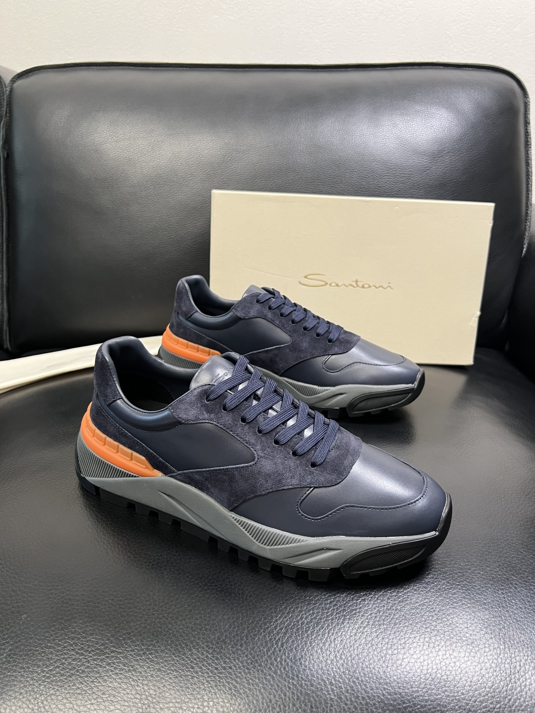 NO:620642,Only code exchanges will not be returned. Santoni high-quality Santoni top handicrafts. New products at the counter are synchronized. Uppers are imported cowhide patchwork fabrics from Italy. Imported water-dyed cowhide inner pads. Original soles are specially provided by the original factory. Exclusive molded soles are super comfortable. Original factory and single goods. High quality. Welcome to compare. Code number 39-44,,cowhide19860909只换码不退 Santoni 高品质 圣东尼顶级工艺品 专柜新品同步,鞋面意大利进口牛皮拼布面料,进口水染牛皮内里垫,鞋底原厂特供原版底,独家活动成型底超级舒适,原厂跟单货, 高品质,欢迎对比,码数 39-44,,cowhide,Men's shoes