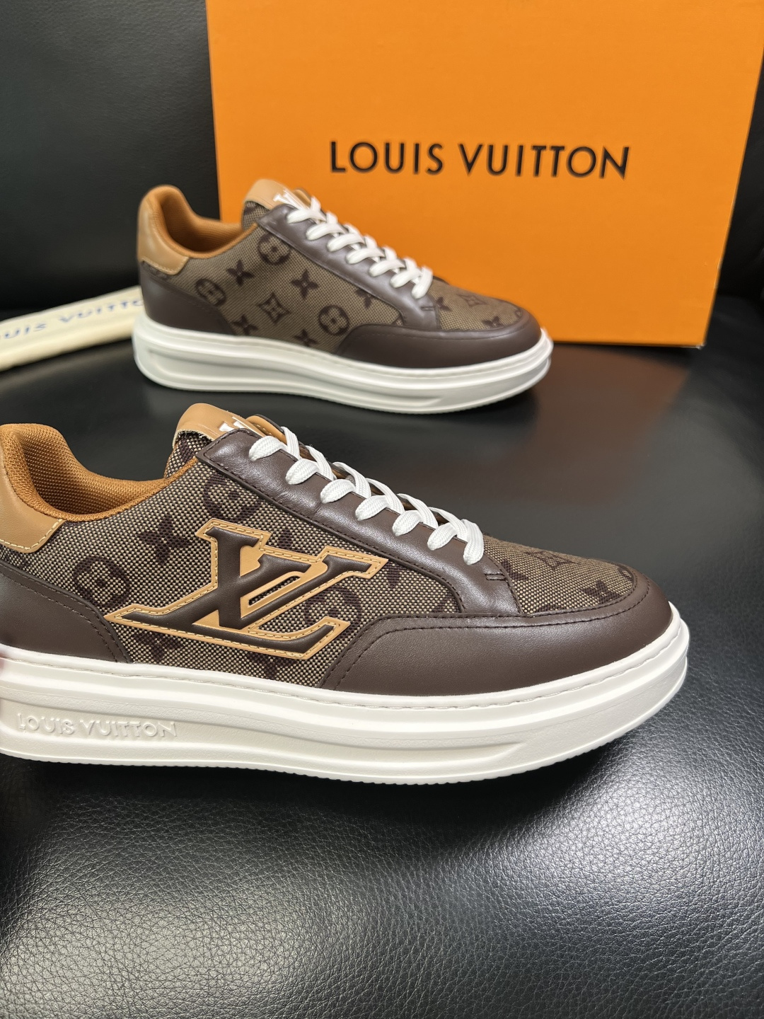 Lv 高品质 顶级工艺品 路易威登 运动板鞋专柜同步原厂配置，鞋面意大利进口，高品质拼接缤纷色彩复杂工艺