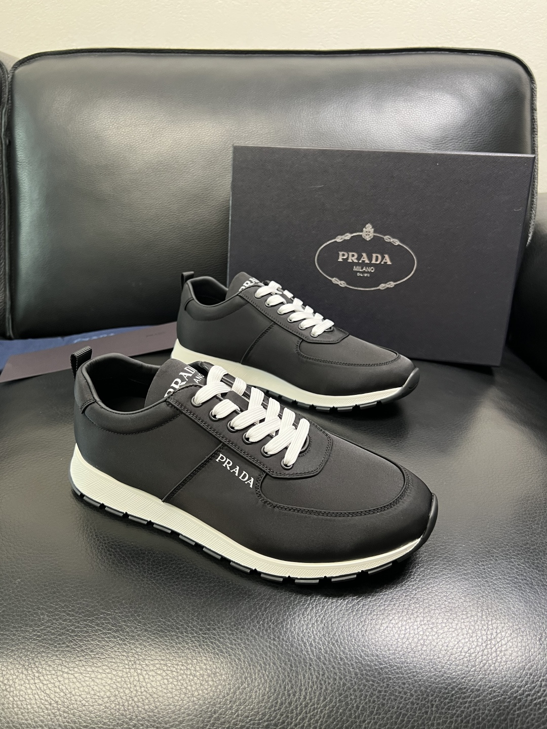 NO:620661,Prada top handicrafts, synchronized with Prada counters, original factory configuration of Italian imported cowhide patchwork fabric, imported cowhide lining, breathable and comfortable, original soles specially provided by the original factory, original factory and single goods, high quality, welcome to compare, code number 38-45 (customized 46),, prada, prada, cowhide19860909Prada 顶级工艺品,普拉达 专柜同步,原厂配置意大利进口牛皮拼布面料,进口牛皮内里垫,透气舒适,鞋底原厂特供原版底,原厂跟单货 高品质 欢迎对比,码数 38-45（订做 46）,,prada,prada,cowhide,Men's shoes