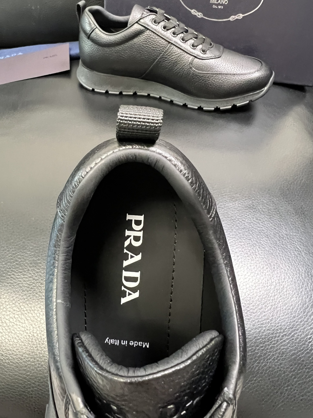 Prada 顶级工艺品，普拉达 专柜同步，原厂配置意大利进口牛皮拼布面料，进口牛皮内里垫，透气舒适，鞋底