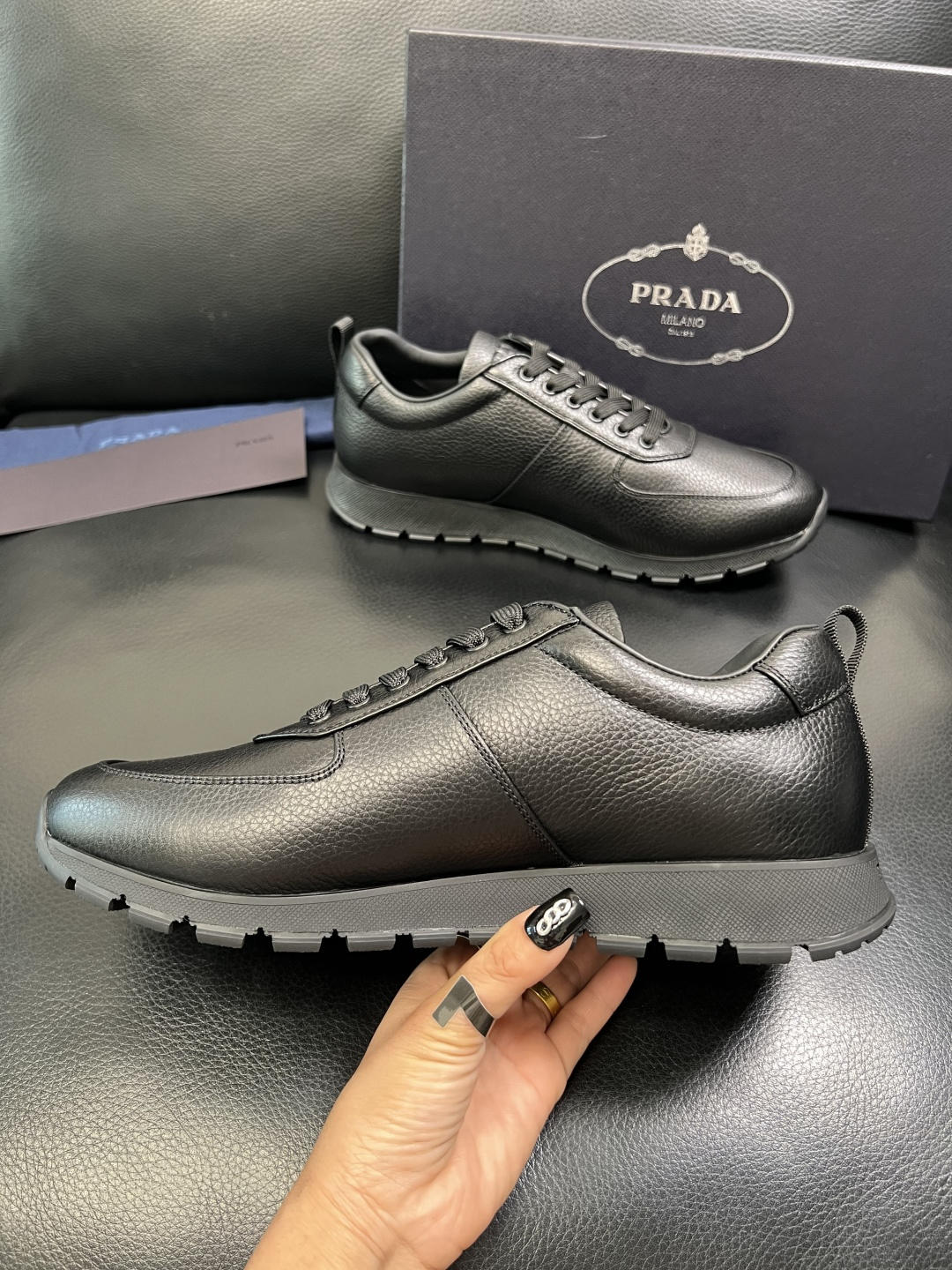 Prada 顶级工艺品，普拉达 专柜同步，原厂配置意大利进口牛皮拼布面料，进口牛皮内里垫，透气舒适，鞋底