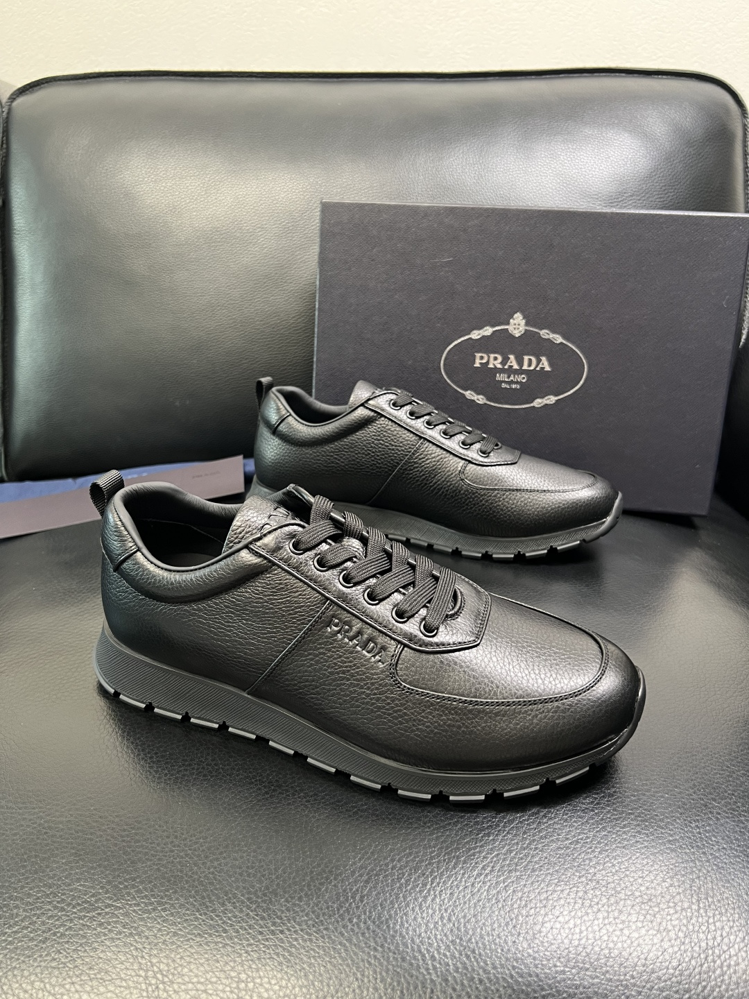 NO:620665,Prada top handicrafts, synchronized with Prada counters, original factory configuration of cowhide patchwork fabric imported from Italy, imported cowhide lining, breathable and comfortable, soles specially provided by the original factory, original factory and single goods, high quality, welcome to compare, code number 38-45 (customized 46) 85845,, prada, prada, cowhide19860909Prada 顶级工艺品,普拉达 专柜同步,原厂配置意大利进口牛皮拼布面料,进口牛皮内里垫,透气舒适,鞋底原厂特供原版底,原厂跟单货 高品质 欢迎对比,码数 38-45（订做 46）85845,,prada,prada,cowhide,Men's shoes