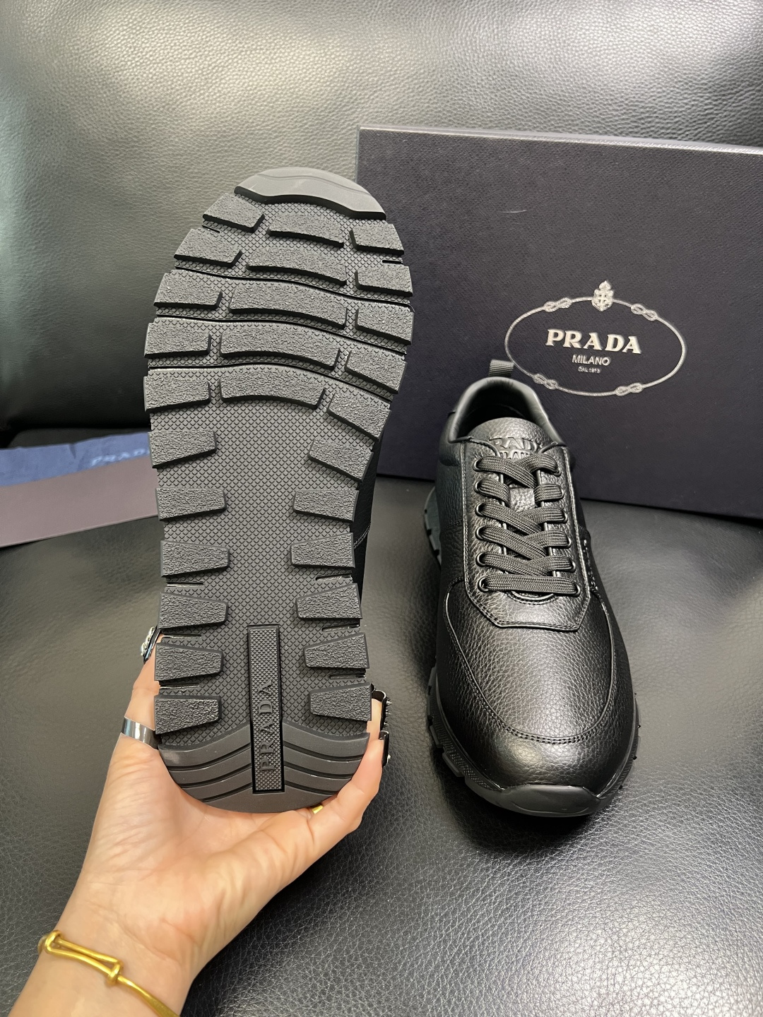 Prada 顶级工艺品，普拉达 专柜同步，原厂配置意大利进口牛皮拼布面料，进口牛皮内里垫，透气舒适，鞋底