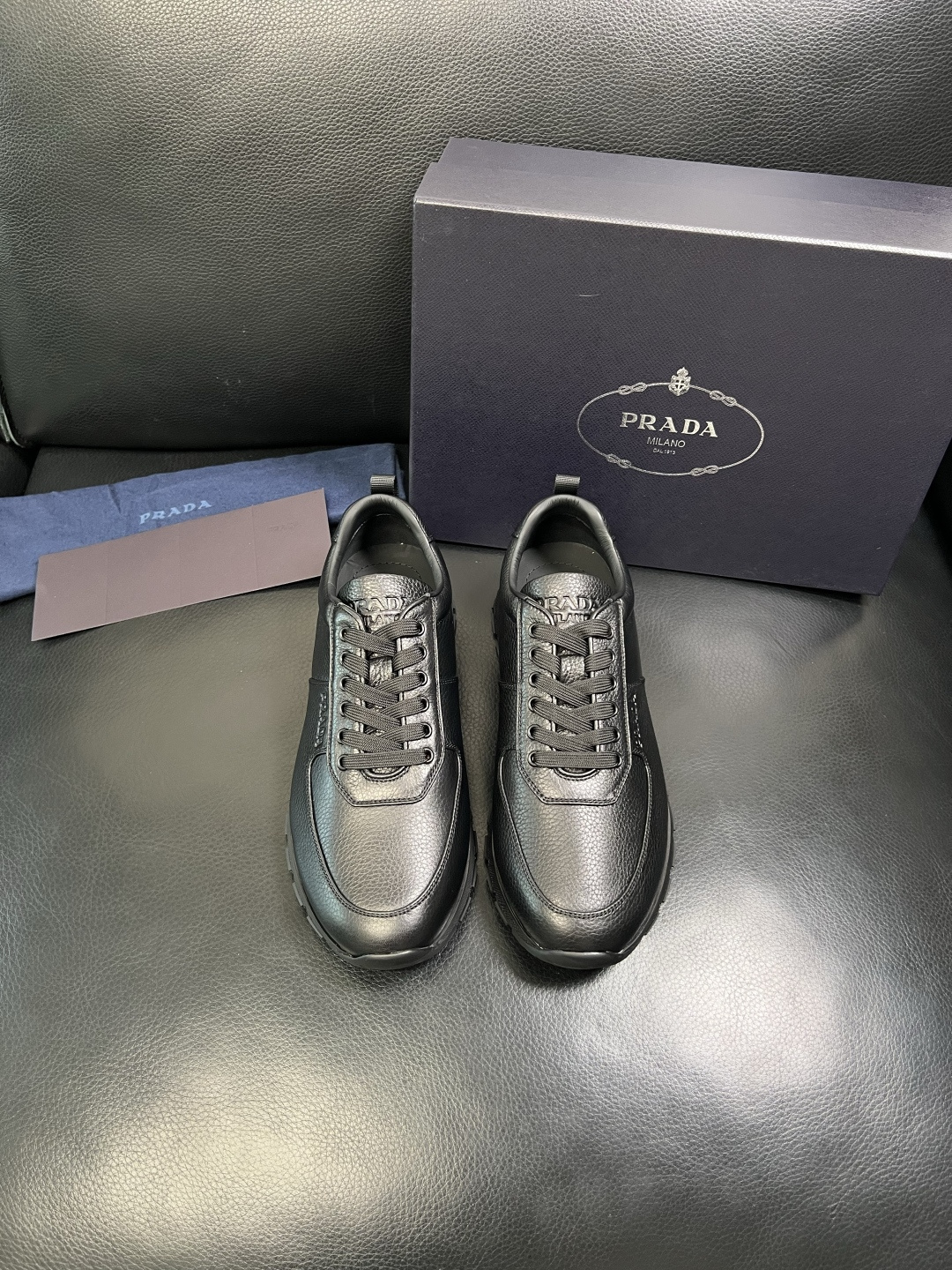 Prada 顶级工艺品，普拉达 专柜同步，原厂配置意大利进口牛皮拼布面料，进口牛皮内里垫，透气舒适，鞋底