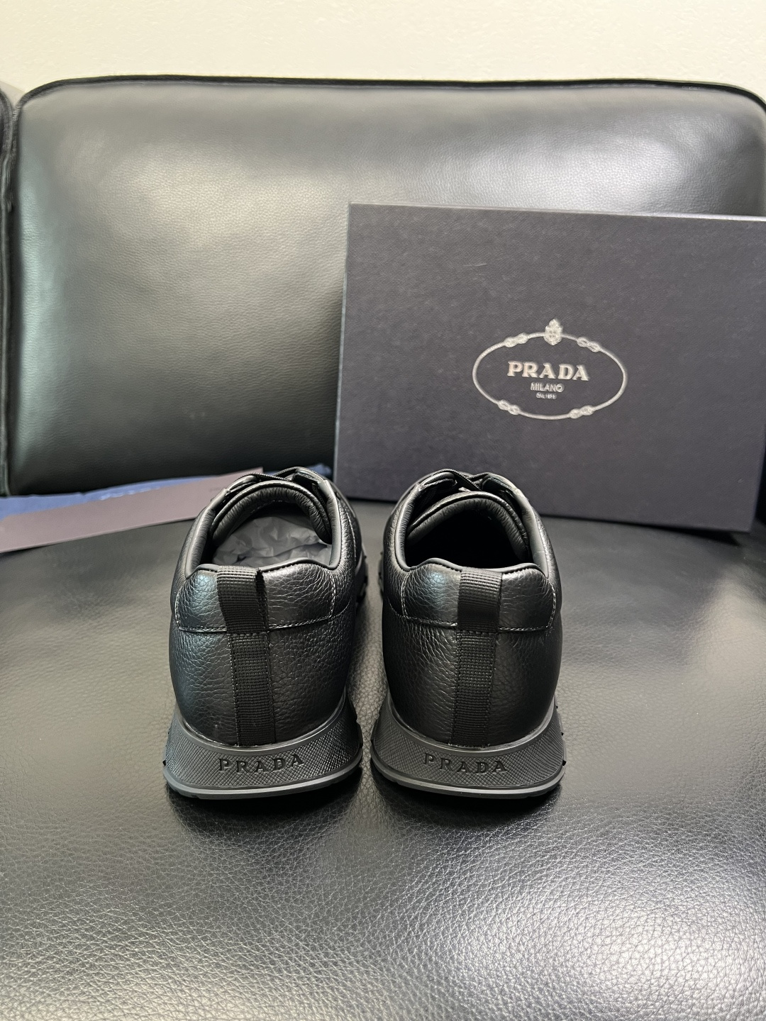 Prada 顶级工艺品，普拉达 专柜同步，原厂配置意大利进口牛皮拼布面料，进口牛皮内里垫，透气舒适，鞋底