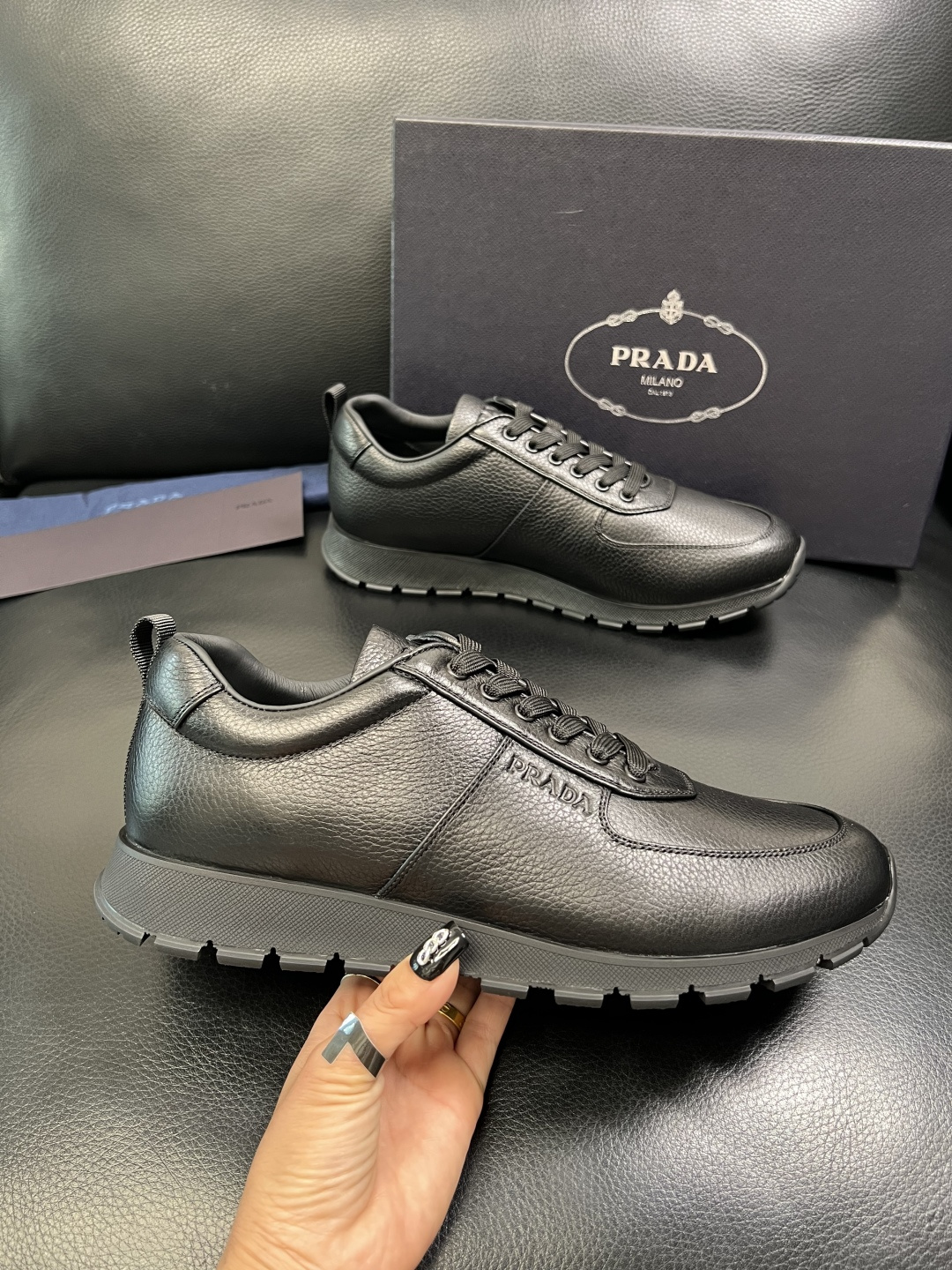 Prada 顶级工艺品，普拉达 专柜同步，原厂配置意大利进口牛皮拼布面料，进口牛皮内里垫，透气舒适，鞋底