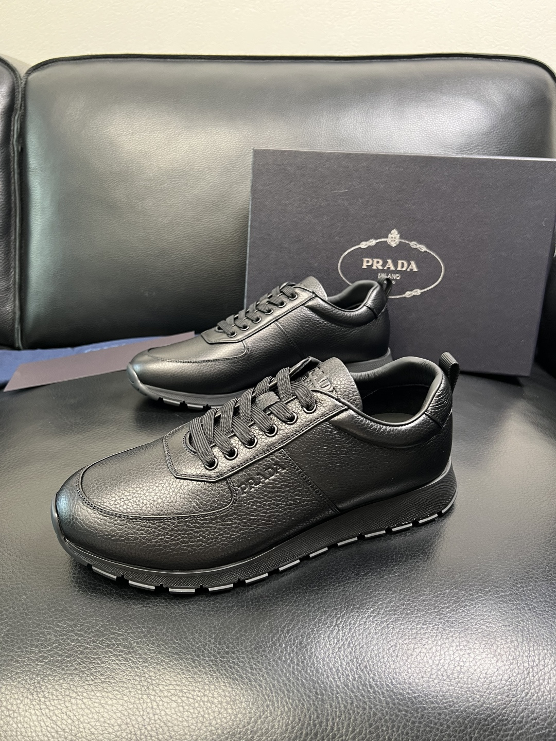 Prada 顶级工艺品，普拉达 专柜同步，原厂配置意大利进口牛皮拼布面料，进口牛皮内里垫，透气舒适，鞋底