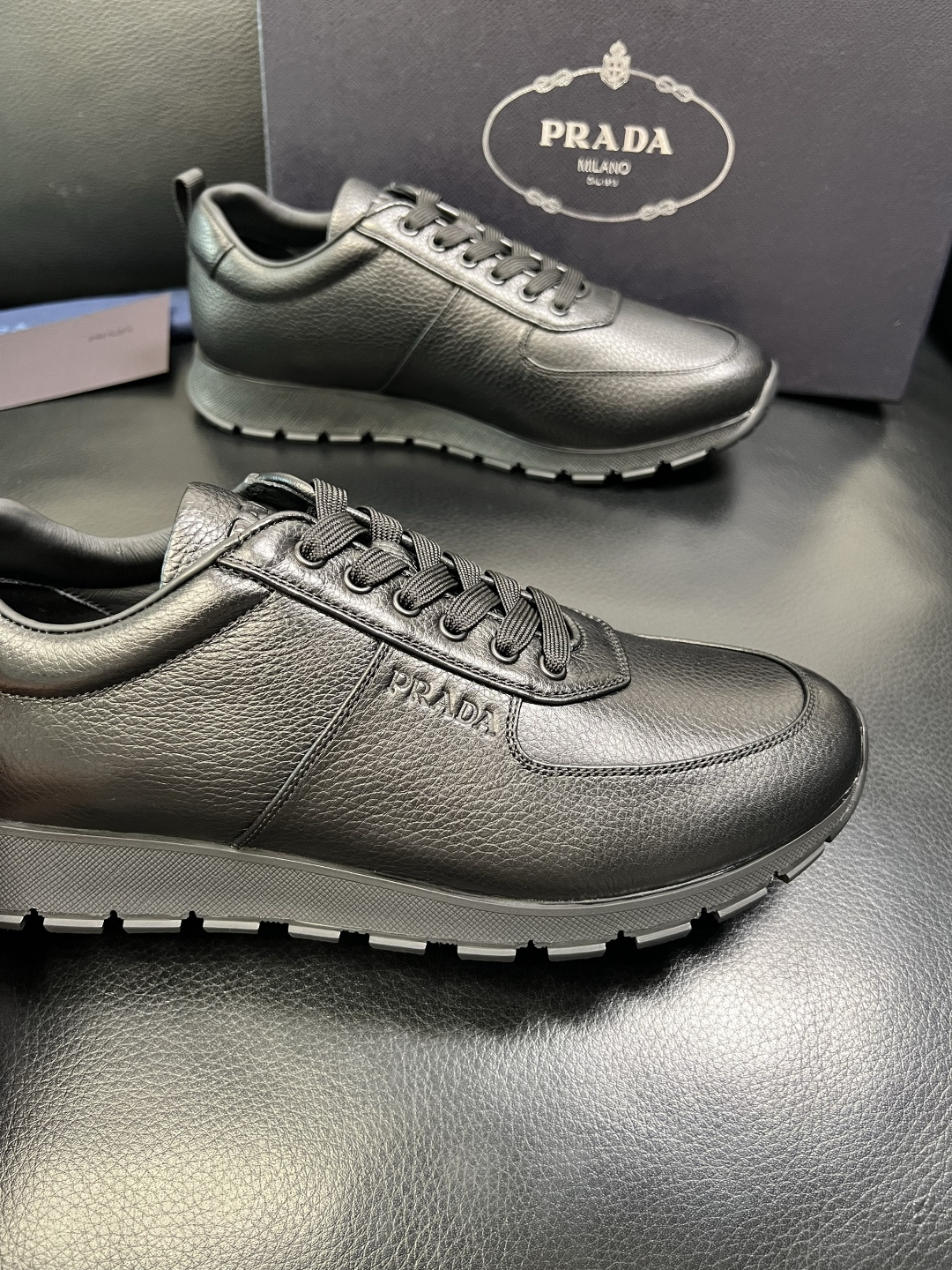 Prada 顶级工艺品，普拉达 专柜同步，原厂配置意大利进口牛皮拼布面料，进口牛皮内里垫，透气舒适，鞋底