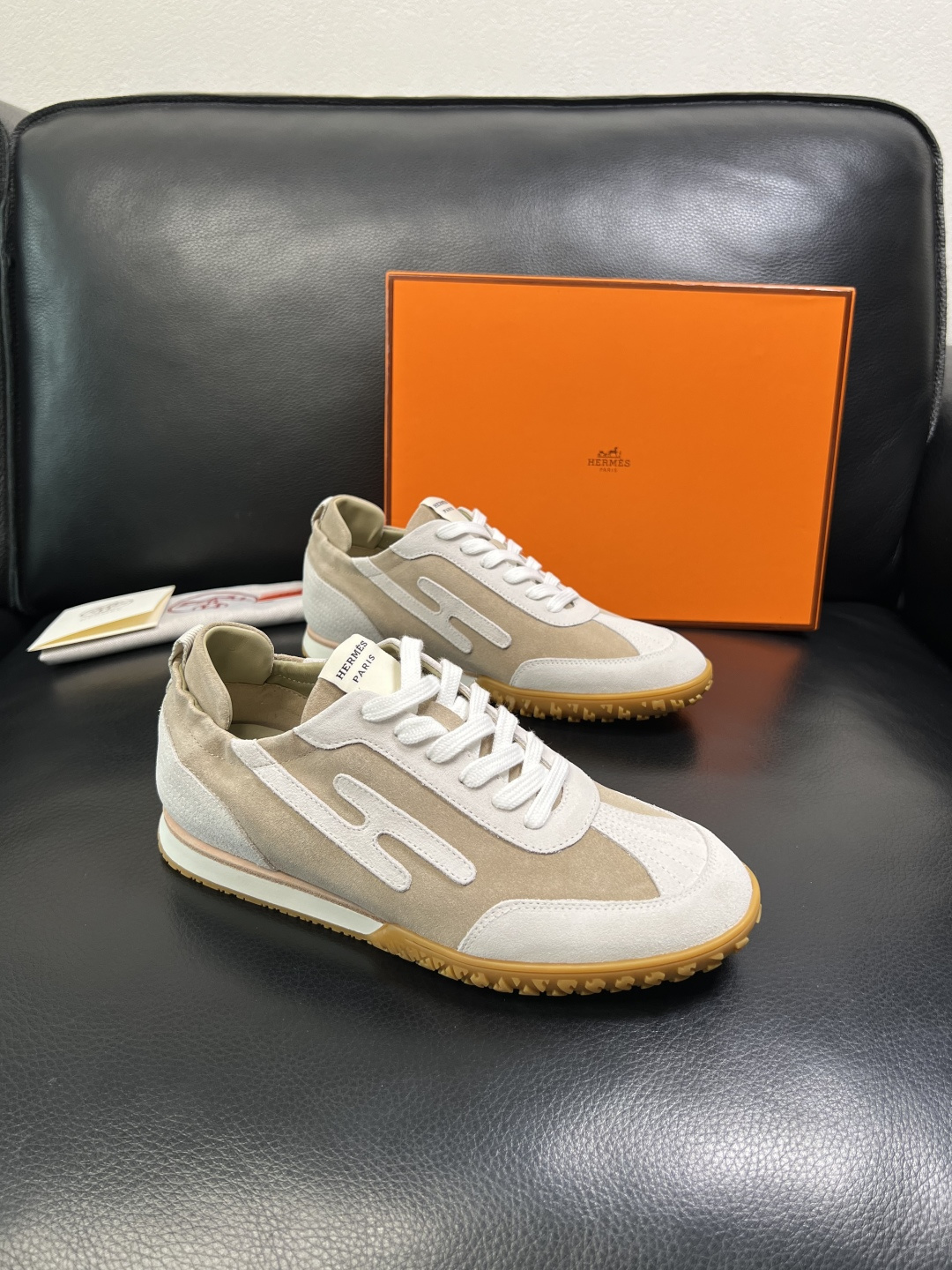 NO:620883,Hermes high-quality top crafts Hermès counters sell original configuration simultaneously, original cowhide fabric imported from Italy, high-quality splicing technology, fully imported water-dyed cowhide lining, original soles specially provided by the factory and super comfortable, original factory and single goods are welcome to compare, code number 39-44 (customized 38 45 46), hermes, hermes, cowhide19860909Hermes 高品质 顶级工艺品 爱马仕 专柜同步发售原厂配置,意大利进口原版牛皮面料,高品质拼接工艺,全进口水染牛皮里垫,鞋底原厂特供原版底超级舒适,原厂跟单货 欢迎对比,码数 39-44（ 订做 38 45 46 ),,hermes,hermes,cowhide,Men's shoes